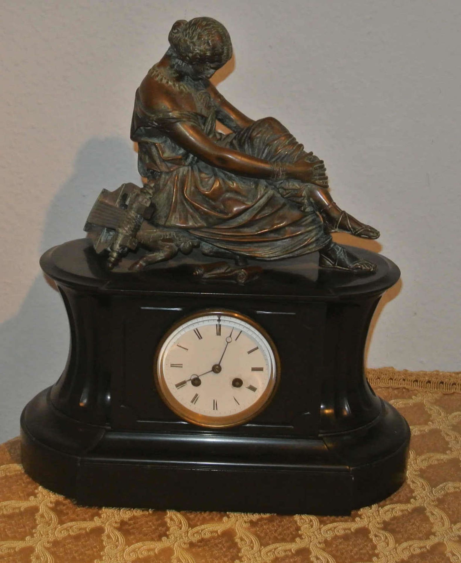 Biedermeier Kaminuhr 1835, Bronzefigur Dame mit Lyra, ca 20 kg