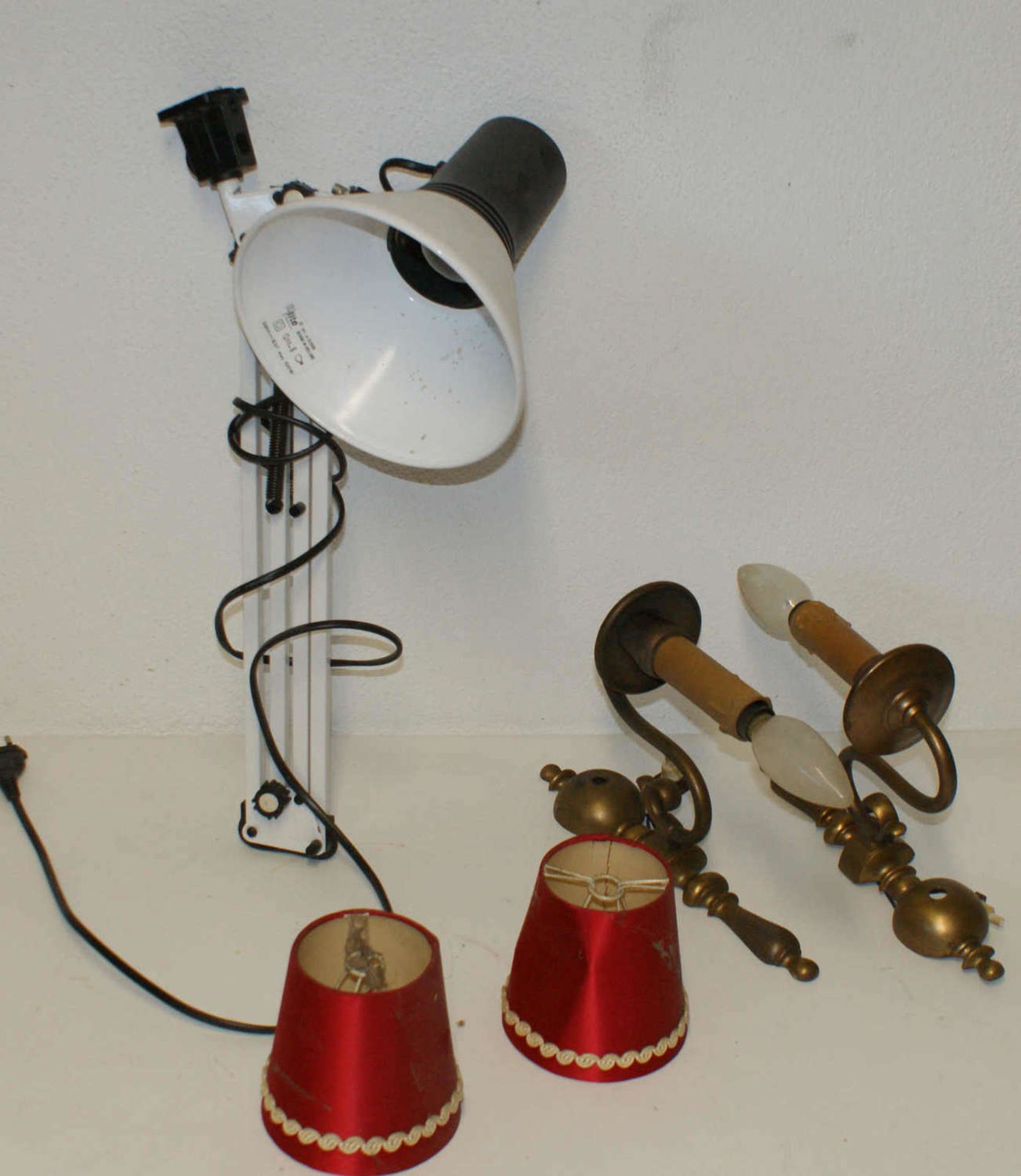 Kleines Lampenkonvolut, bestehend aus 1 Paar Wandlampen aus Messing mit rotem Lampenschirm, sowie - Bild 2 aus 2