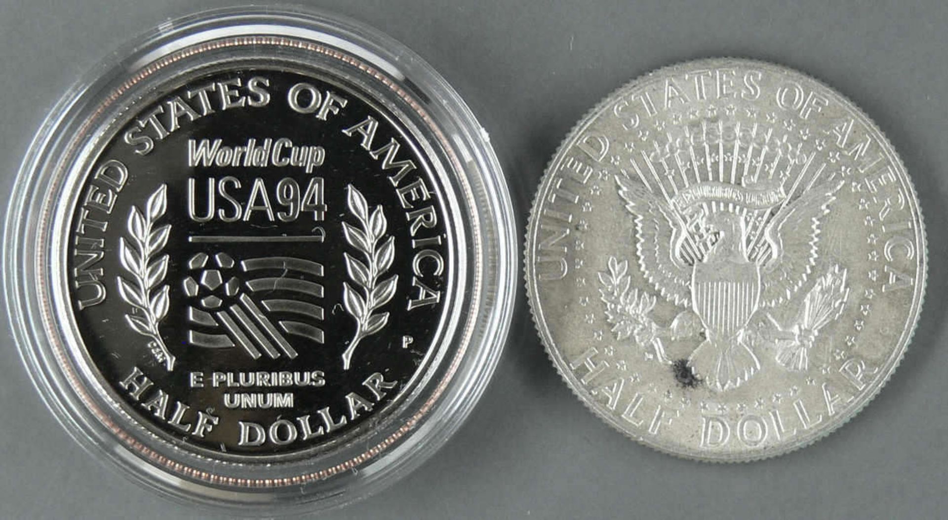 USA 1964/94, 2 x Half Dollar - Münzen. 1 x XV. Fußball - WM 1994, PP in Kapsel und 1 x J. F. - Bild 2 aus 2