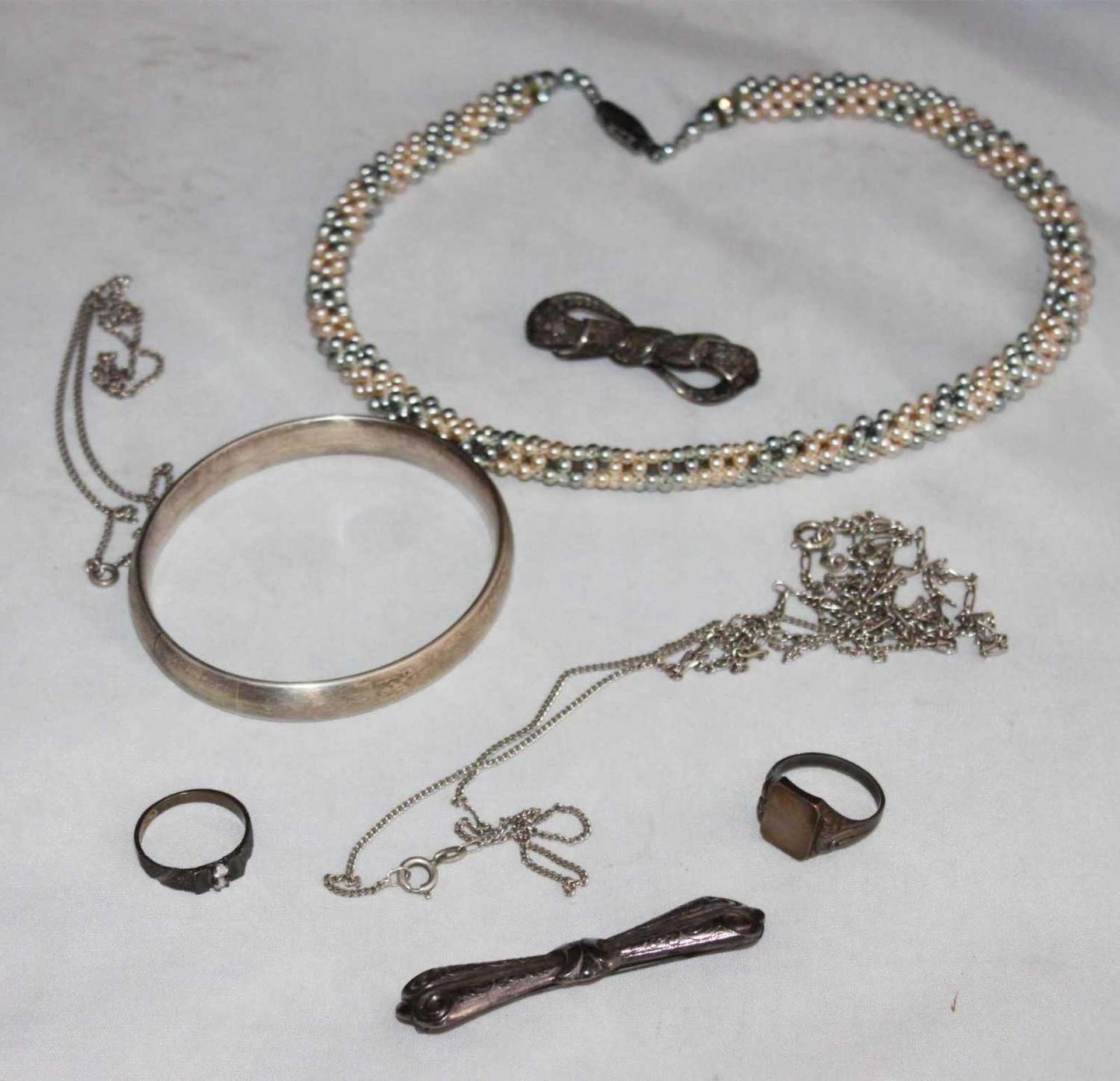 Konvolut Silberschmuck, dabei Broschen, Ketten, Ringe, Armreif, sowie 1 Perlenkette mit