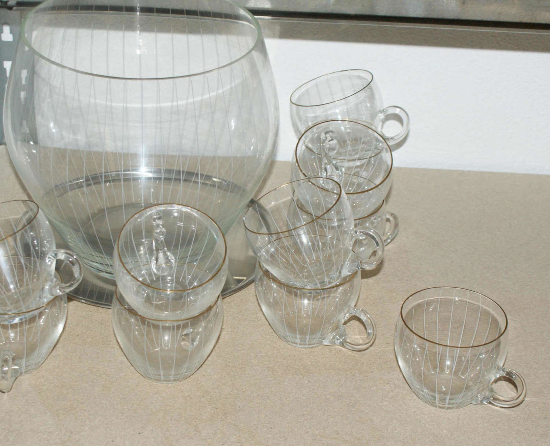 Bowleservice aus Glas, 50-60er Jahre, bestehend aus 1 Bowlegefäß ohne Deckel, 11 Bowle Gläser. - Bild 2 aus 2