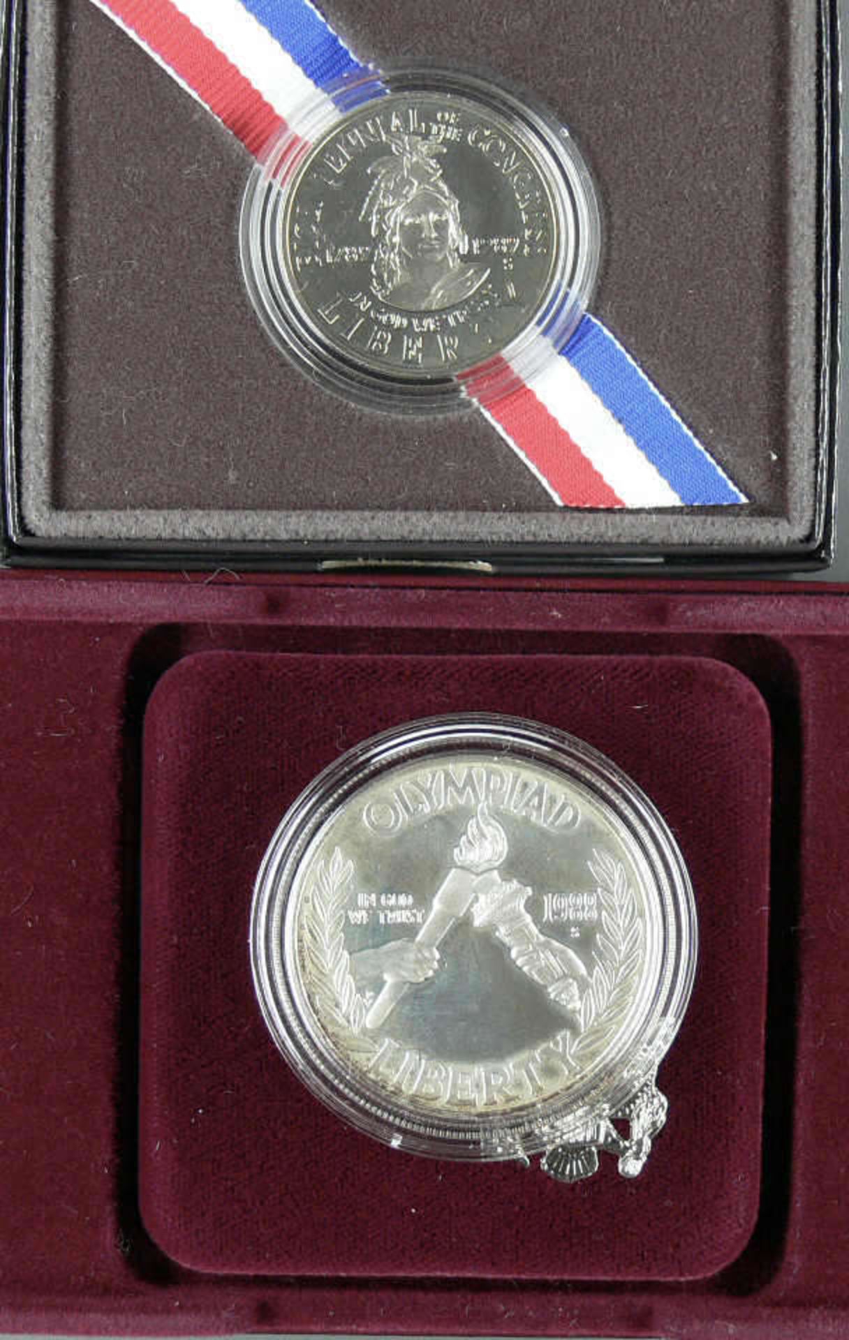 USA zwei Münzen: 1. 1988 1 Dollar - Silbermünze "Olympische Fackel". 2. 1989 half Dollar