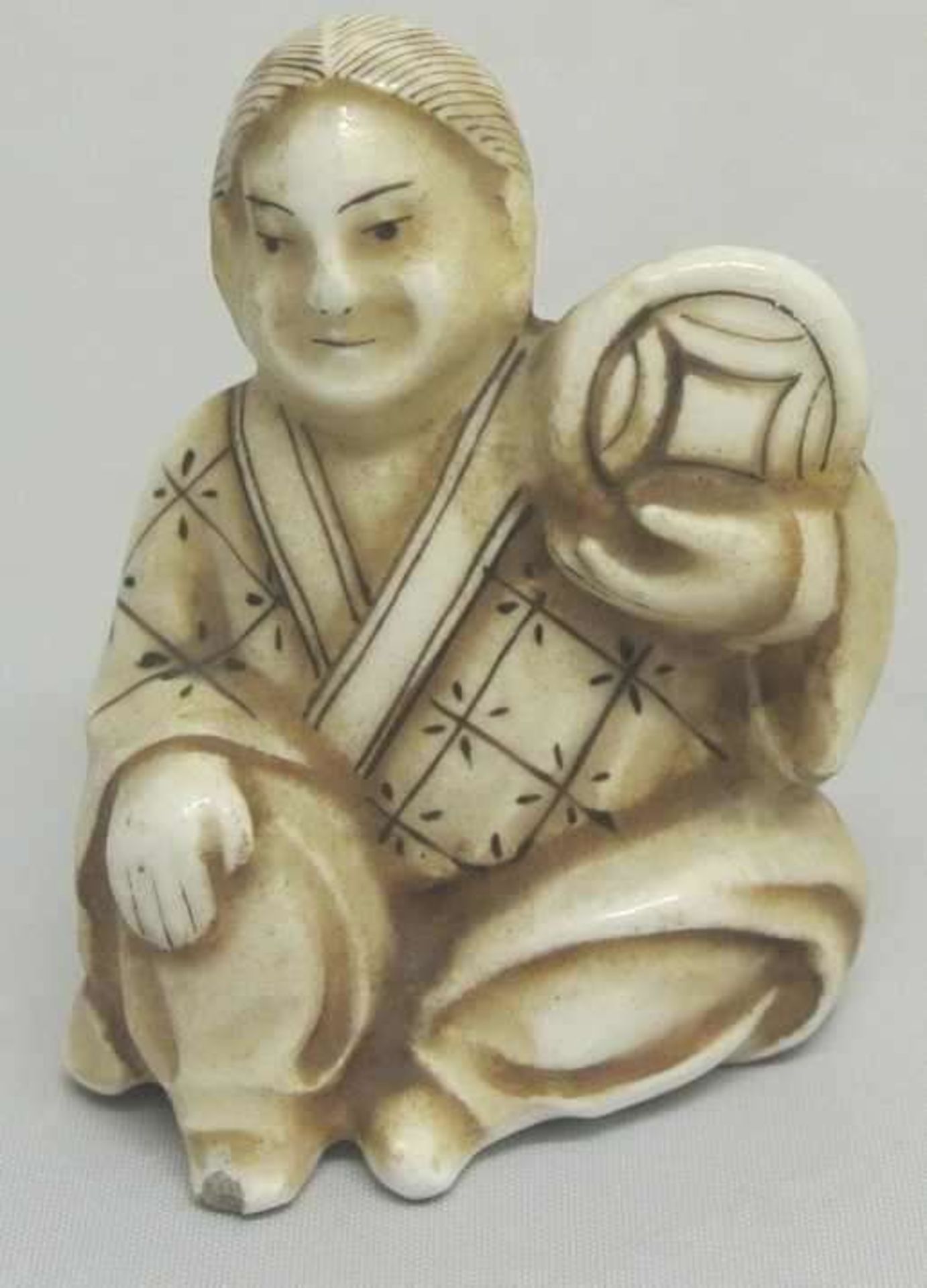 Porzellanfigur China "Frau sitzend mit Schale", Höhe ca. 5 cm, Breite ca. 4 cm