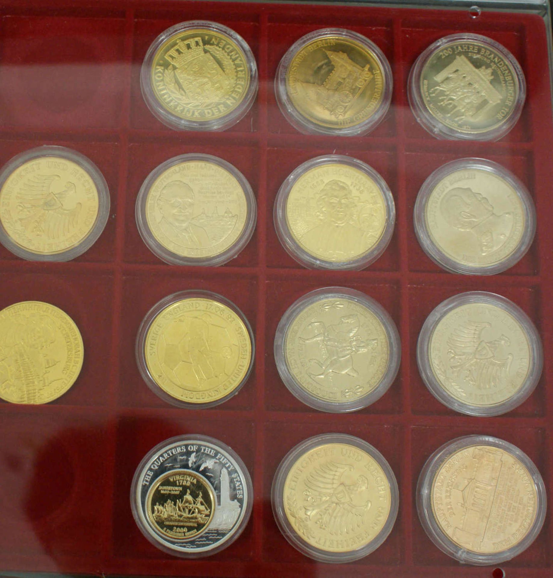 1 Lindner Münzbox mit 14 Medaillen, meist vergoldet. Bitte besichtigen