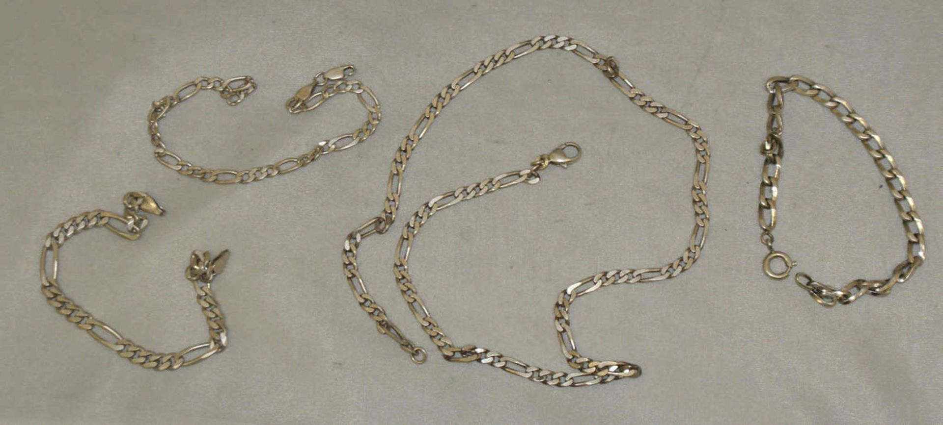 Lot Silberschmuck, dabei 3 Armbänder, sowie 1 Kette. Kettenlänge ca. 50 cm. Alle Teile Silber