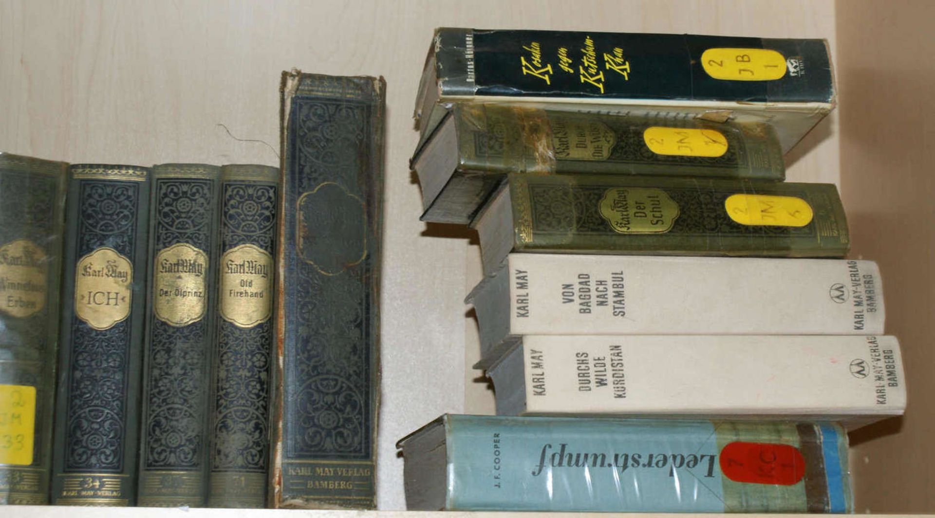 Lot Karl May Bücher, ca. 50er Jahre, verschiedene Ausgaben, nicht komplett, 24 Stück, sowie " - Bild 4 aus 4
