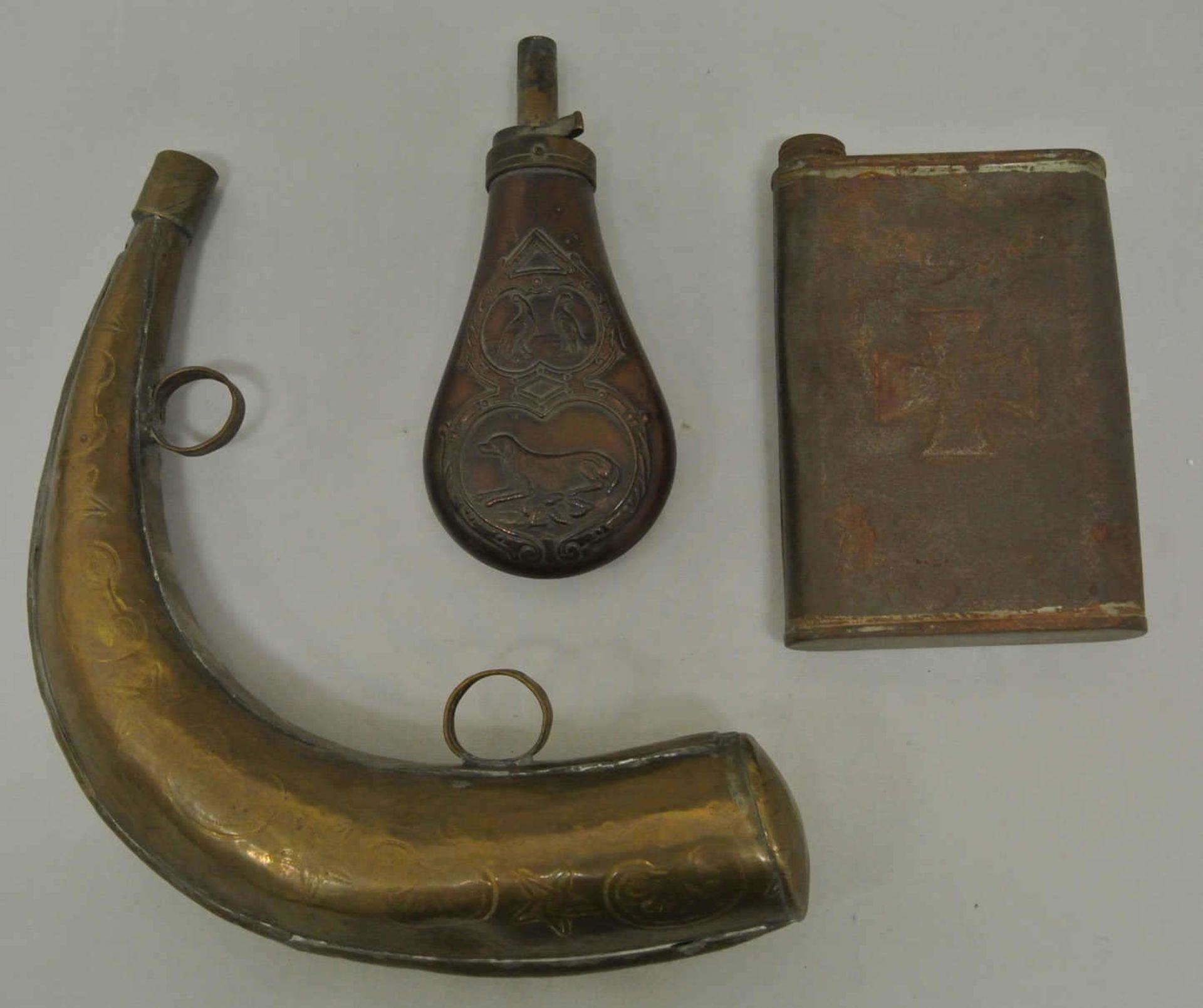 2 alte Pulverflaschen aus Kupfer, dabei 1x verziert mit Jagdmotiven, sowie 1 alte Trinkflasche aus