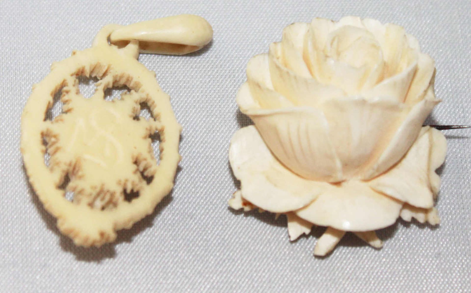 2 Teile Elfenbeinschmuck, Anhänger und Brosche 2 parts ivory jewelry, pendants and brooch