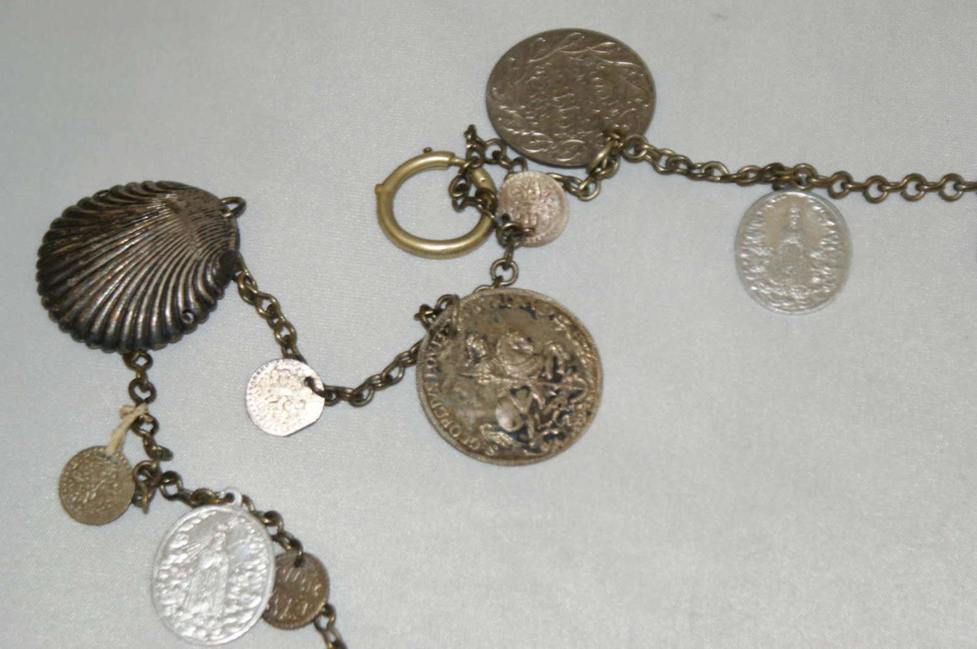 ausgefallene Uhrenkette mit Medaillion und kleine Münzen. Silberfarben. Bitte besichtigen. - Bild 2 aus 2