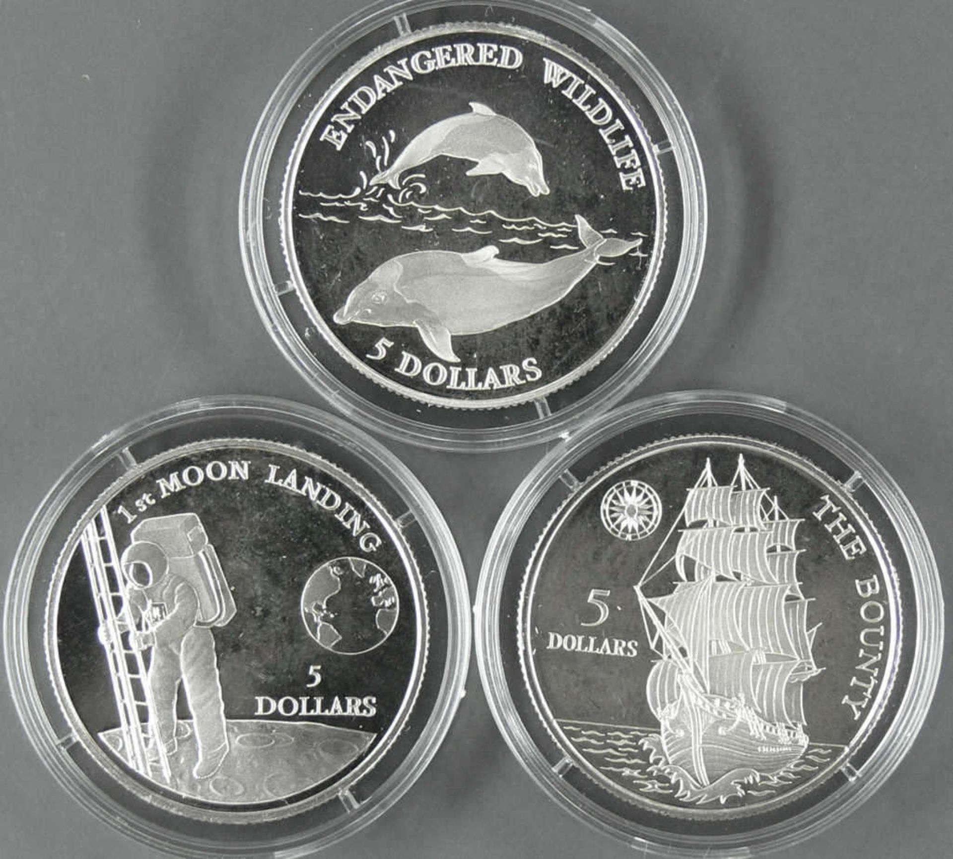 Niue 1992, drei 5.- Dollars - Silbermünzen, "Delfine", "Erste Mondlandung" und "Bounty". Alle in