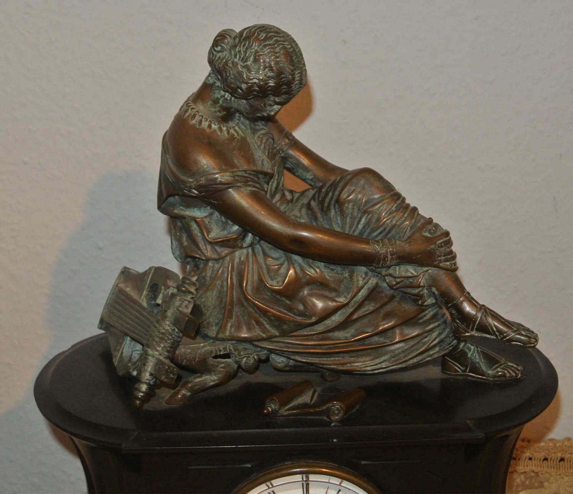 Biedermeier Kaminuhr 1835, Bronzefigur Dame mit Lyra, ca 20 kg - Bild 2 aus 3