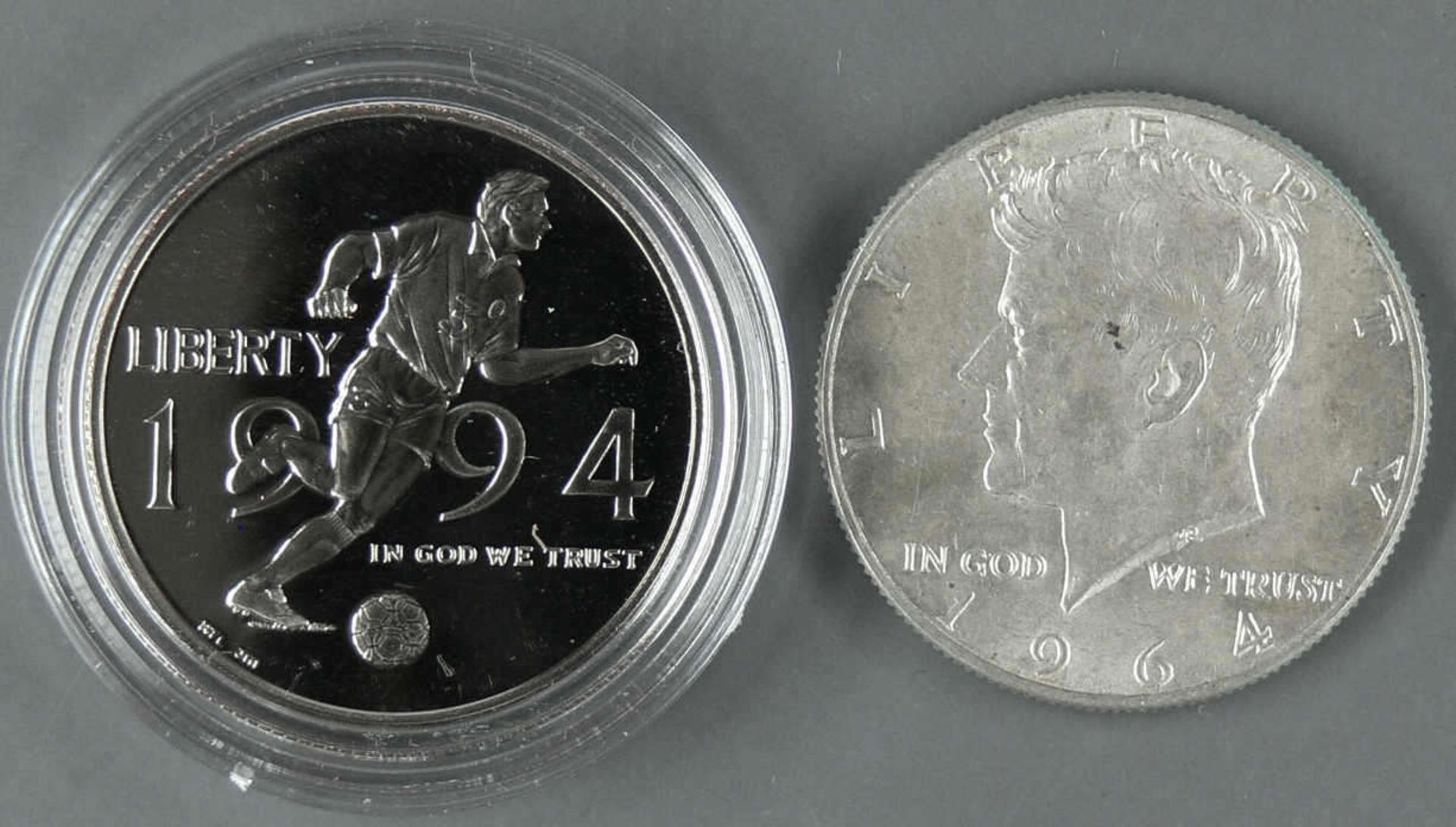 USA 1964/94, 2 x Half Dollar - Münzen. 1 x XV. Fußball - WM 1994, PP in Kapsel und 1 x J. F.