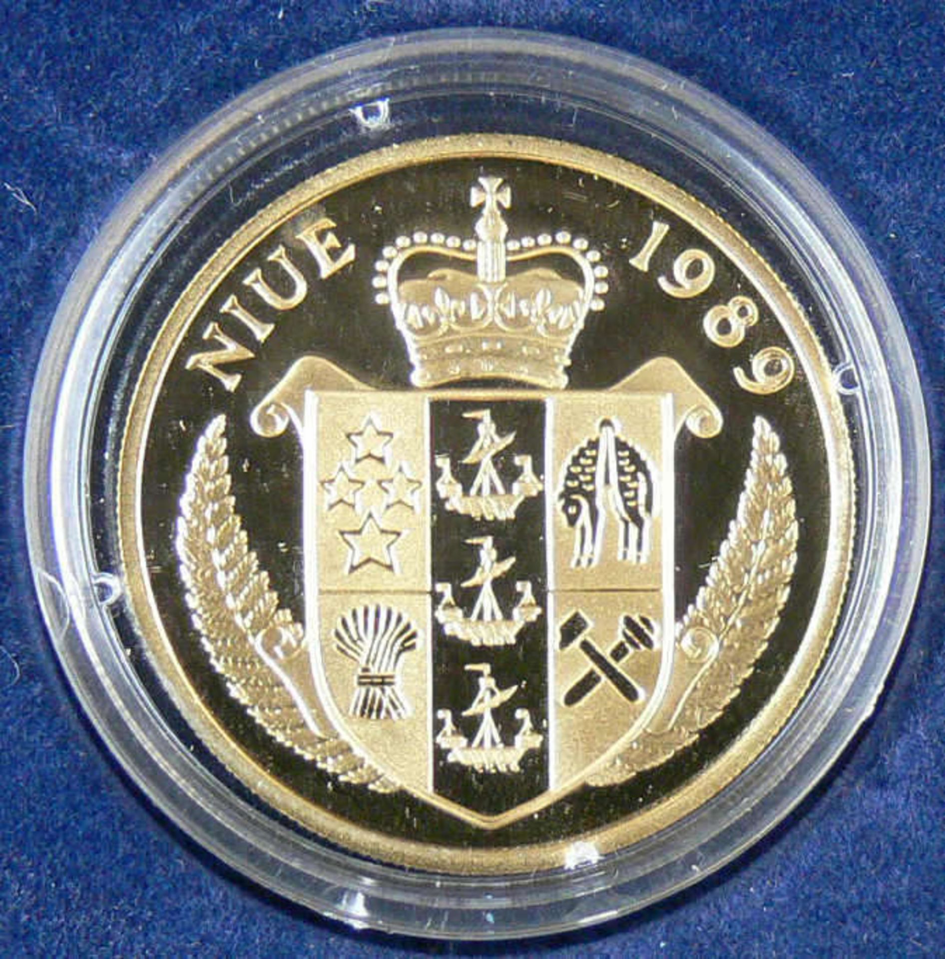 Niue 1989, 250 Dollar - Goldmünze "Steffi Graf". Gold 916,6, Gewicht: ca. 10,4 g. Durchmesser: 27 - Bild 2 aus 2