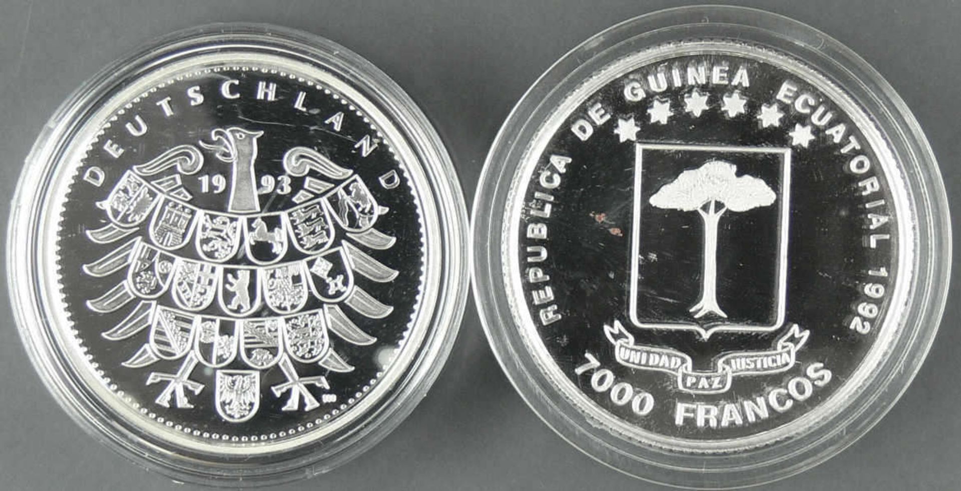 Zentral - Guinea 1992, 7000 Francos - Silbermünze "Katrin Krabbe" und Medaille "Berlin für Olympia - Bild 2 aus 2