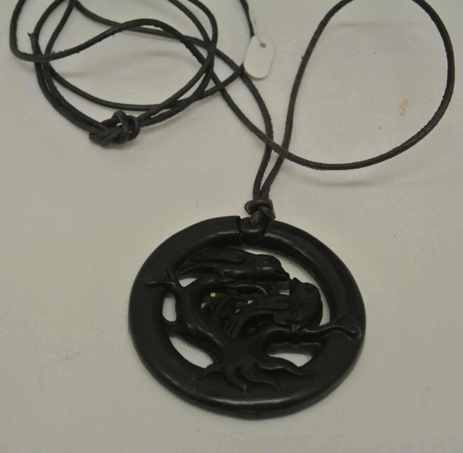 Anhänger aus schwarzer Jade - Vogelmotiv. Durchmesser ca. 5 cm. An Lederband Pendant of black jade -