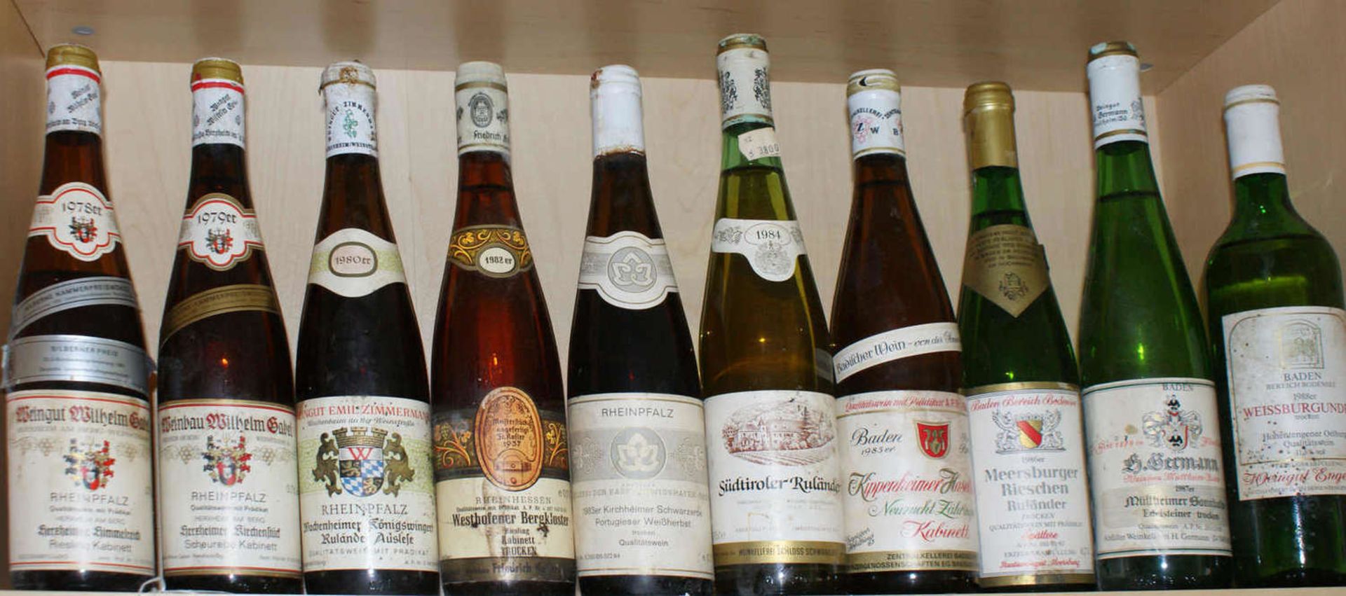 Konvolut Weisswein, verschiedene Winzer, Jahrgänge 1978-1980, 1982-1988. Insgesamt 10 Flaschen.