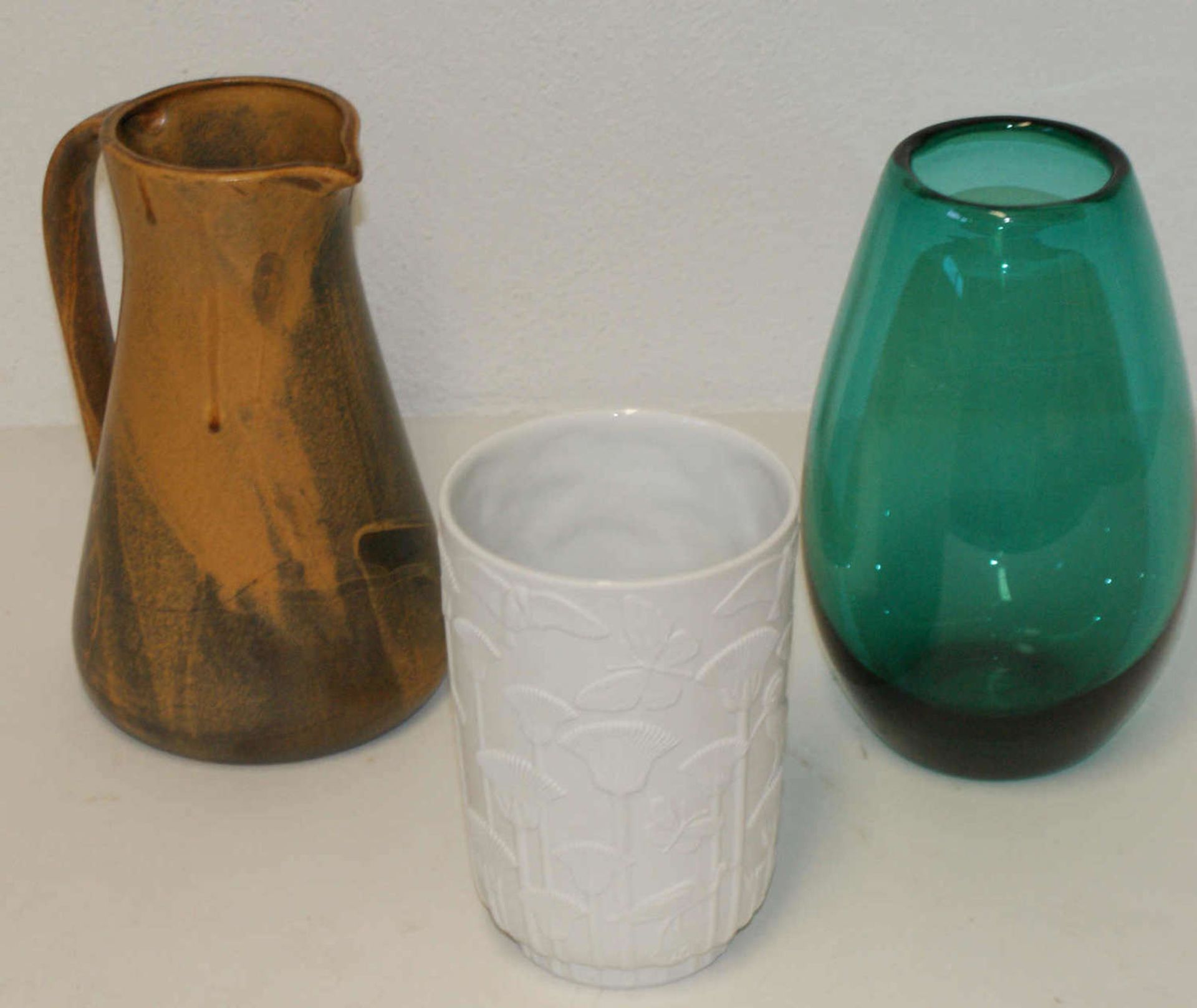 Kleines Konvolut Vasen, 1x Porzellan, 1x Glas, sowie 1 Keramikkrug