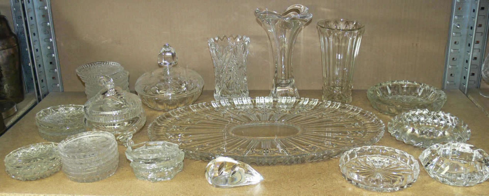 Glas- / Kristall - Konvolut, bestehend aus großer Platte, drei Vasen, zwei Deckel - Dosen,