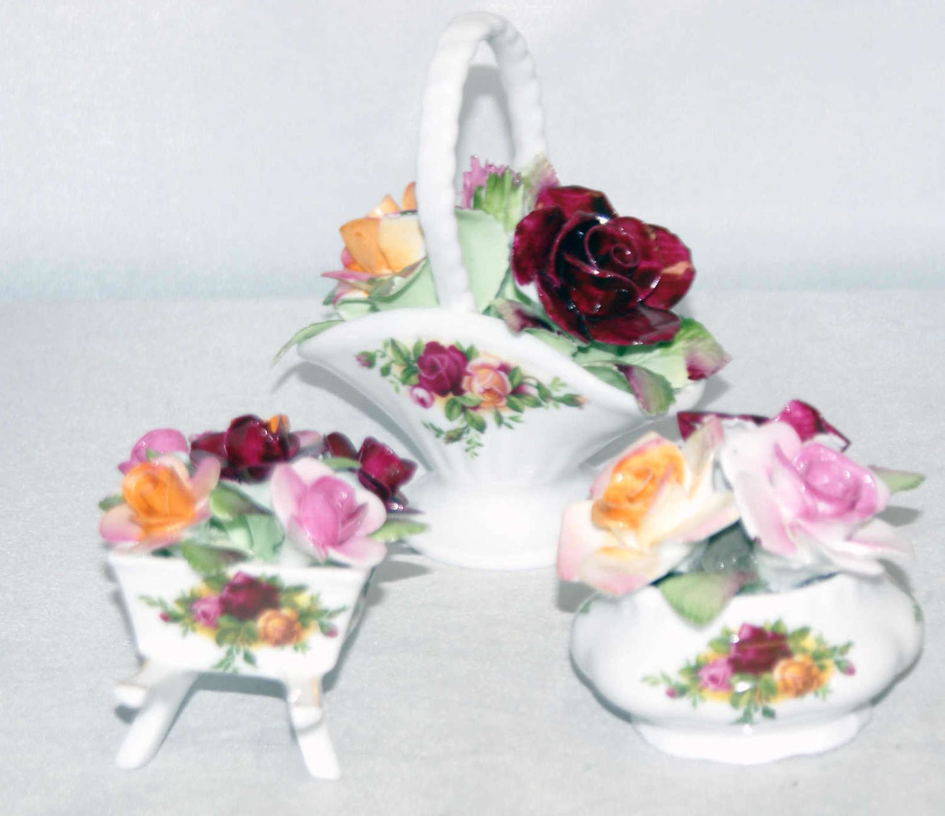 3 Teile Zierporzellan von Royal Albert "Old Country Roses", bestehend aus Blumenkorb, Blumenvase und
