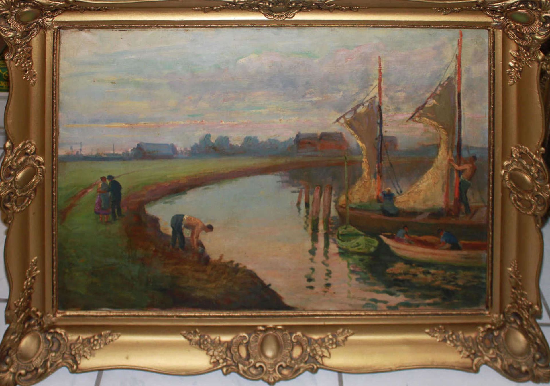 Unbekannter Künstler, Ölgemälde auf Leinwand, Fischerboote mit Dorfkulisse im Hintergrund, sowie