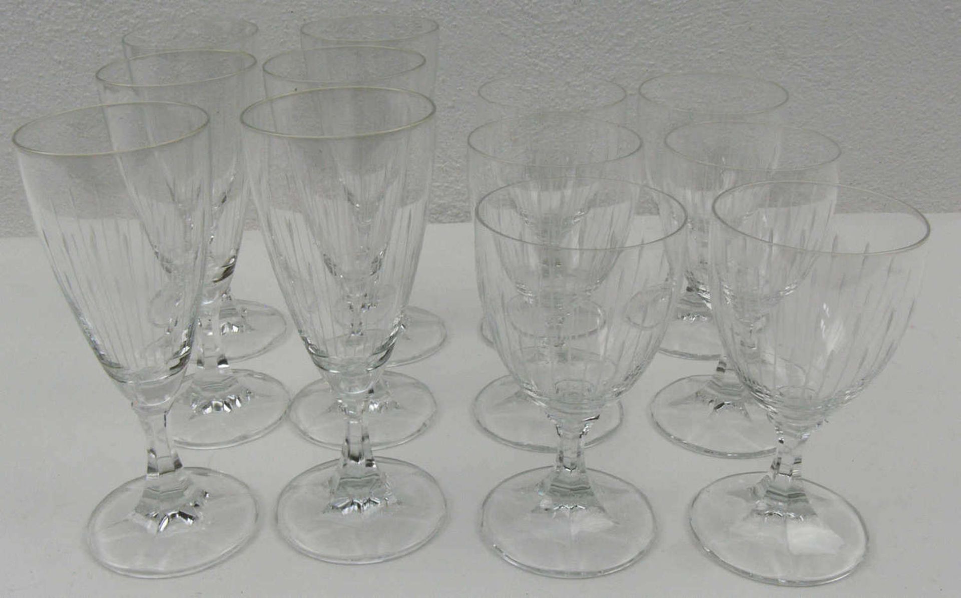 Konvolut Wein- und Sekt - Gläser mit feinem Schliff. Im Stil der 60er Jahre. Komplett für sechs
