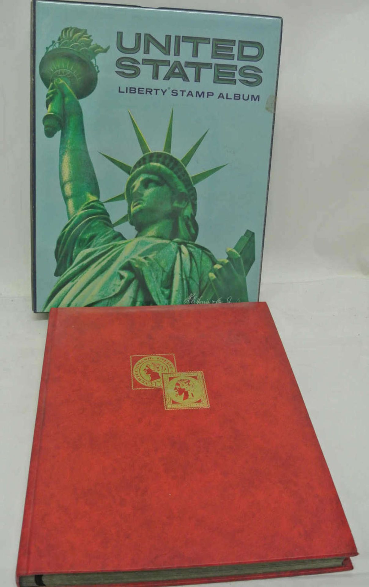 1 Vordruckalbum USA und 1 Steckbuch mit USA Marken