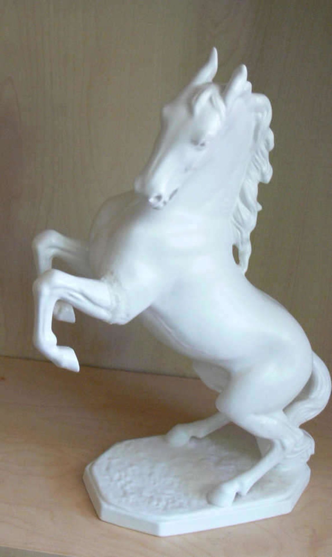 Goebel Porzellanpferd, signiert 3311 A, 1 Bein geklebt. Höhe ca. 32 cm. Goebel porcelain horse,