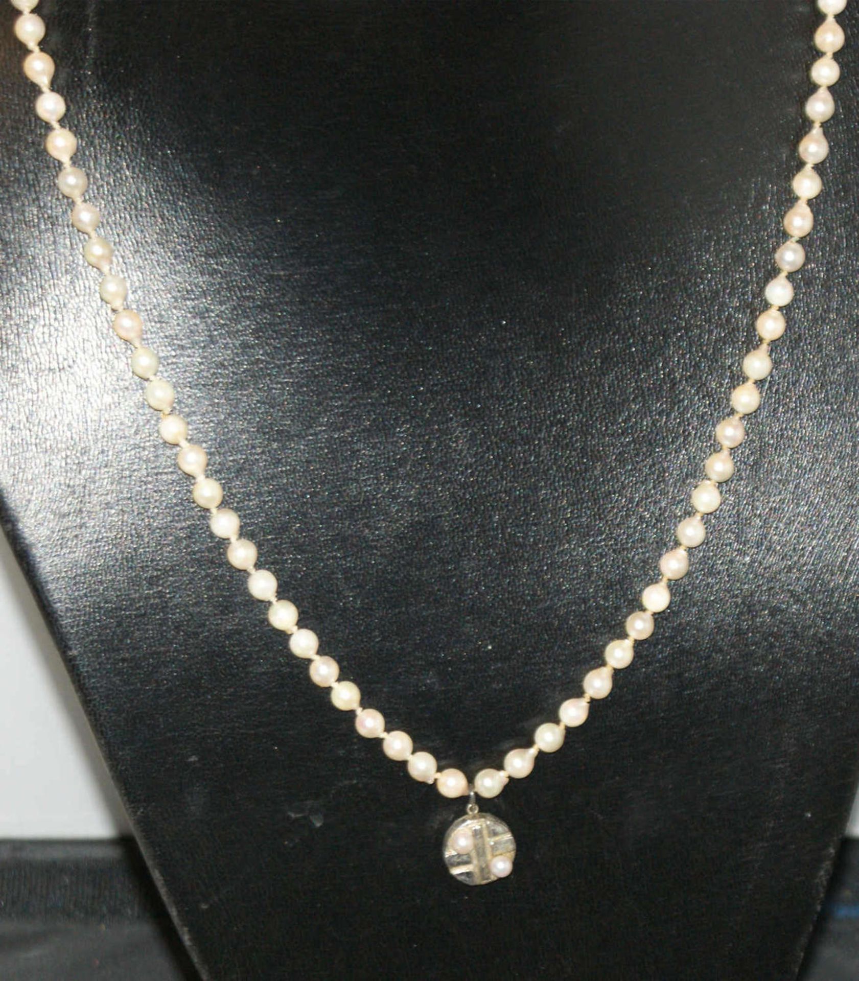 Echtperlenkette, endlos, mit 835er Silberanhänger, dieser besetzt mit 2 Perlen. Kettenlänge ca. 75