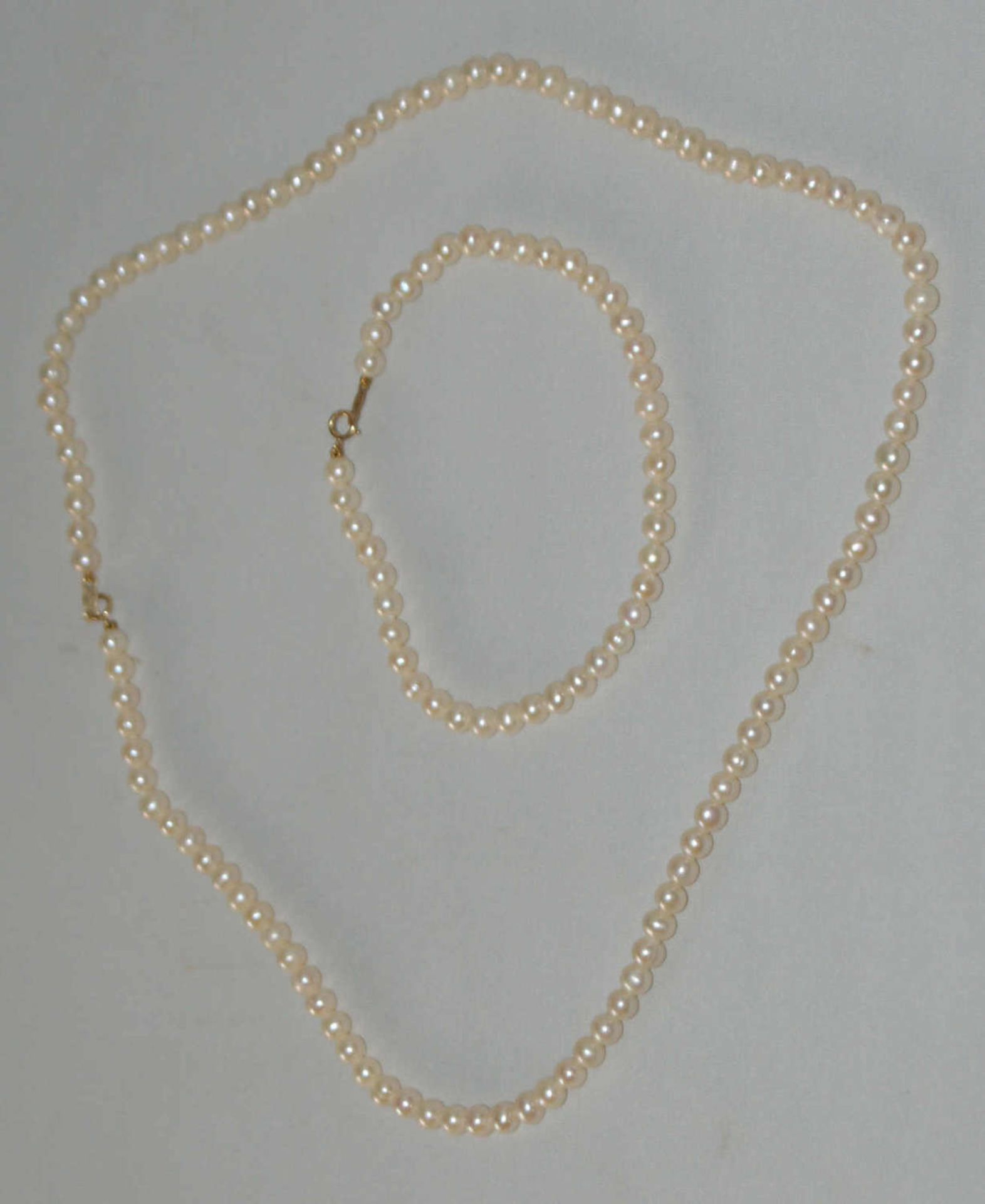 Schmuckset, bestehend aus 1 Echt-Perlenkette, Länge ca. 50 cm, sowie 1 Echt-Perlenarmband, Länge ca.