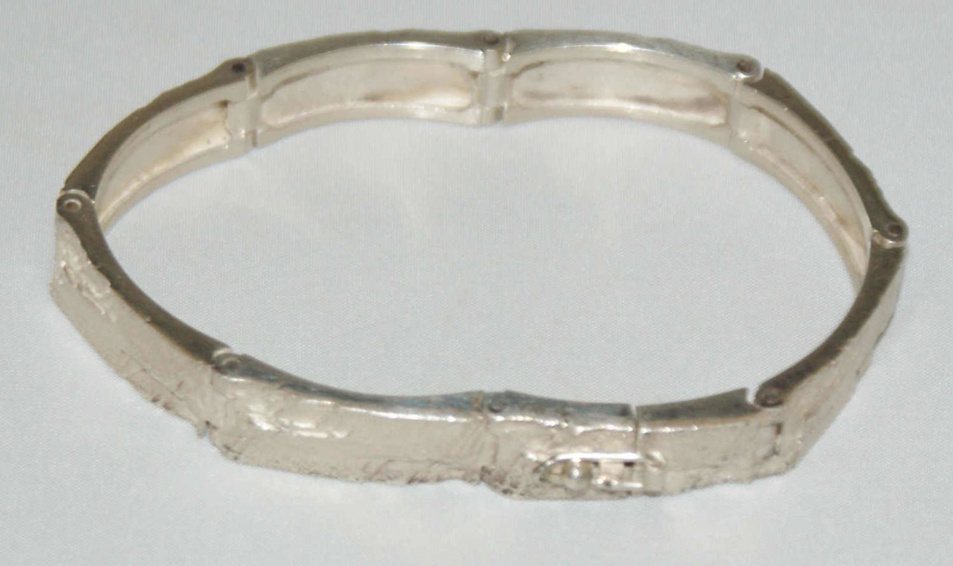 Armband, 925er Silber, in Hammeroptik. Länge ca. 18,5 cm. Gewicht ca. 27 gr.