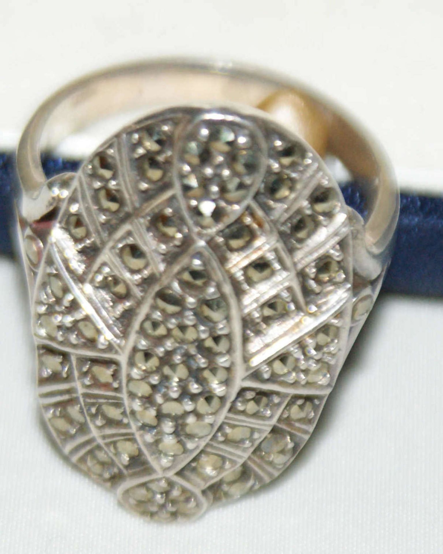 Damenring, 925er Silber, besetzt mit zahlreihen Markasiten. Ringgröße 60,5, Gewicht ca. 10,18 gr - Bild 2 aus 2