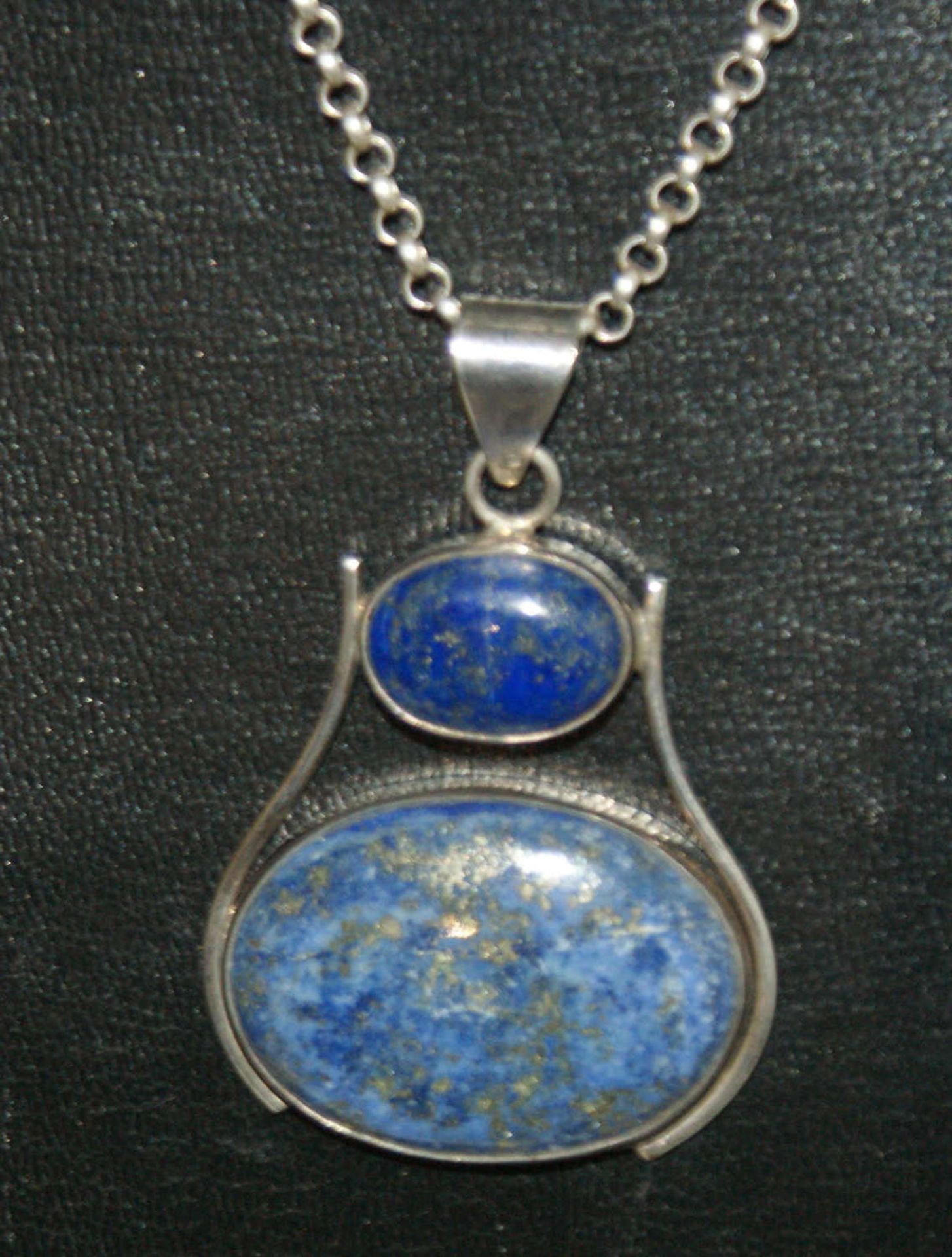 Silberkette mit Anhänger, Anhänger besetzt mit Lapislazuli in Silbermontur. Kettenlänge ca. 44 cm, - Bild 2 aus 2