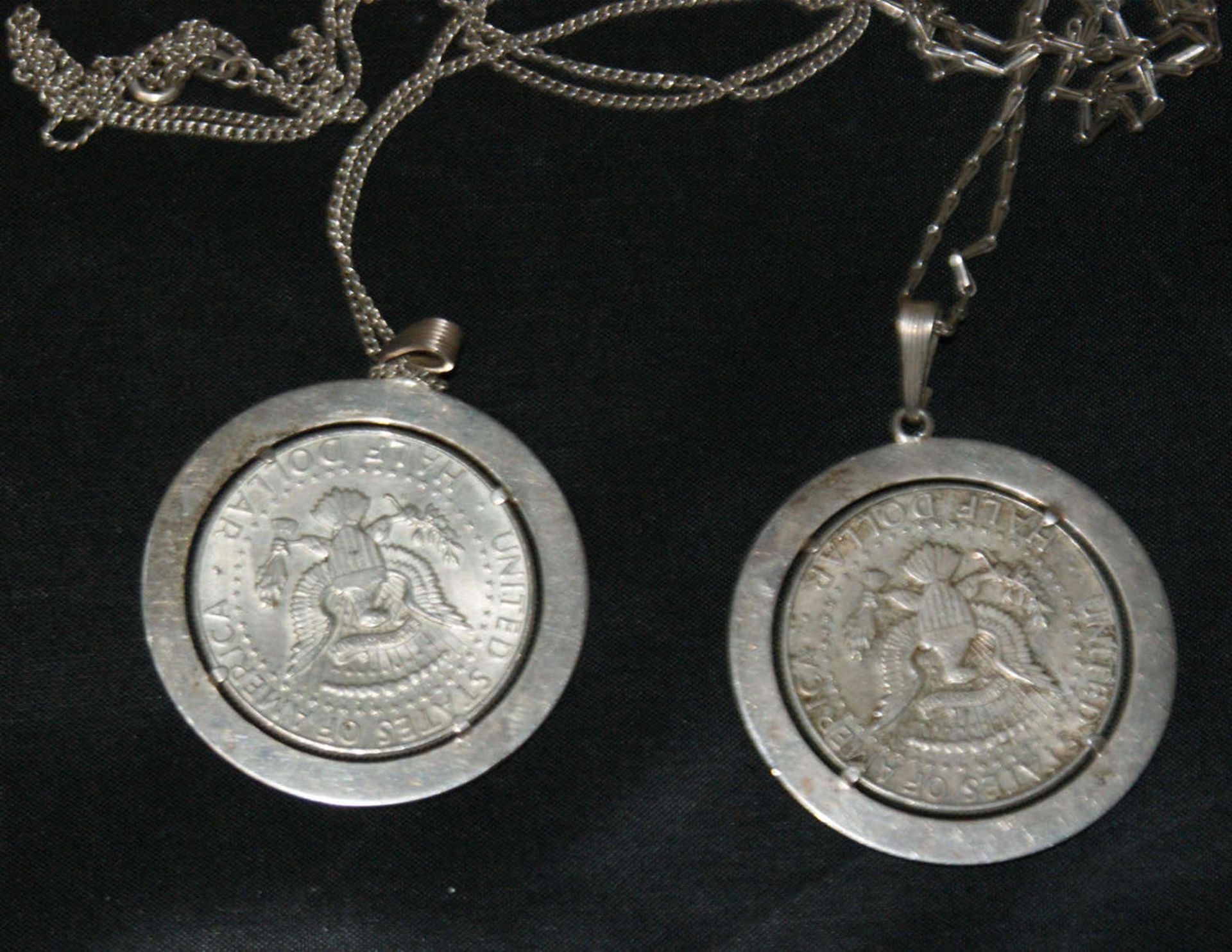 2 Ketten mit Anhängern Kennedy-Münzen, Silber, Gewicht ca. 39 gr