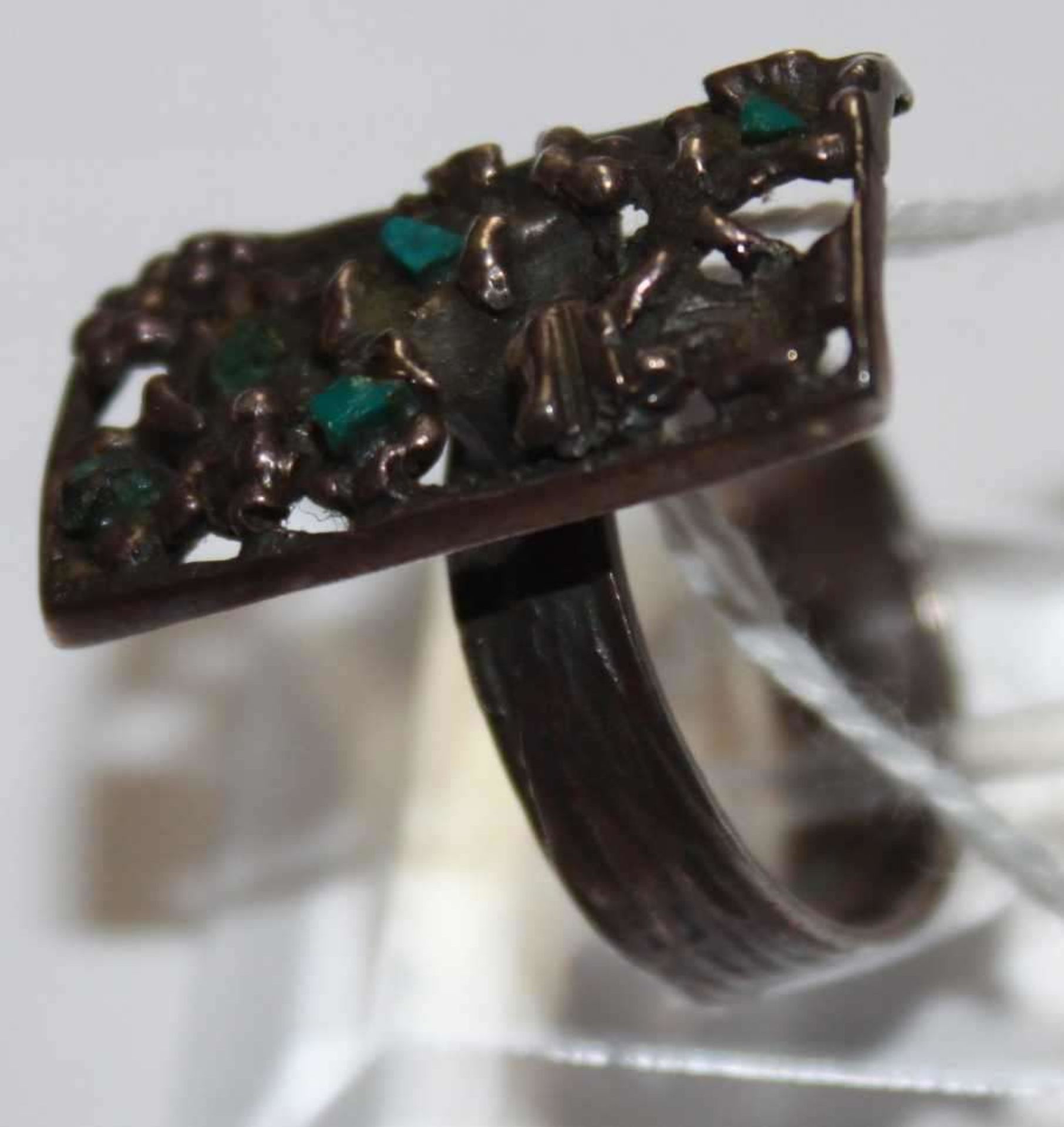 925er Silberring, Goldschmiedearbeit, offene Ringschiene, besetzt mit grünen Halbedelsteinen. - Bild 2 aus 3