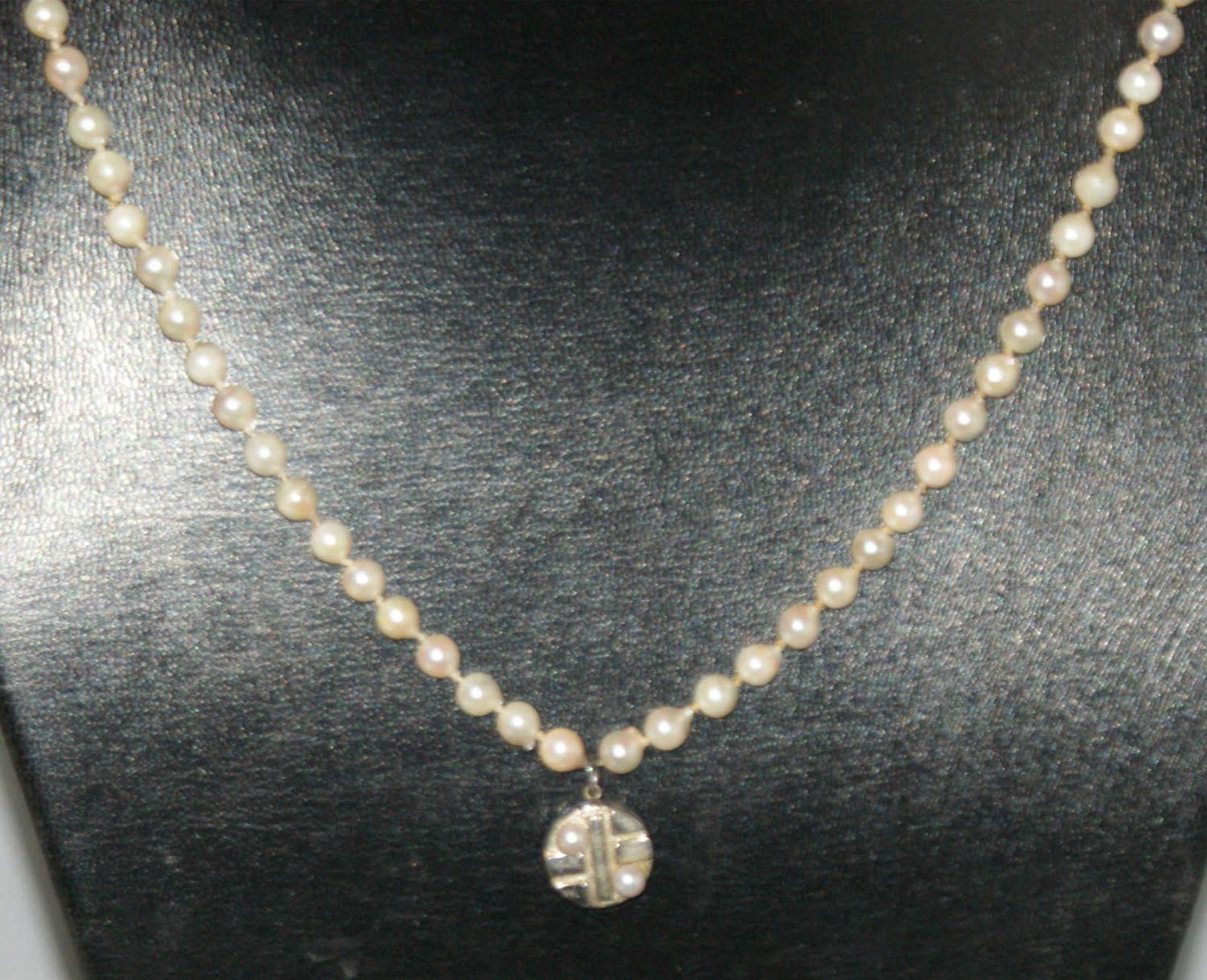 Echtperlenkette, endlos, mit 835er Silberanhänger, dieser besetzt mit 2 Perlen. Kettenlänge ca. 75 - Bild 2 aus 2