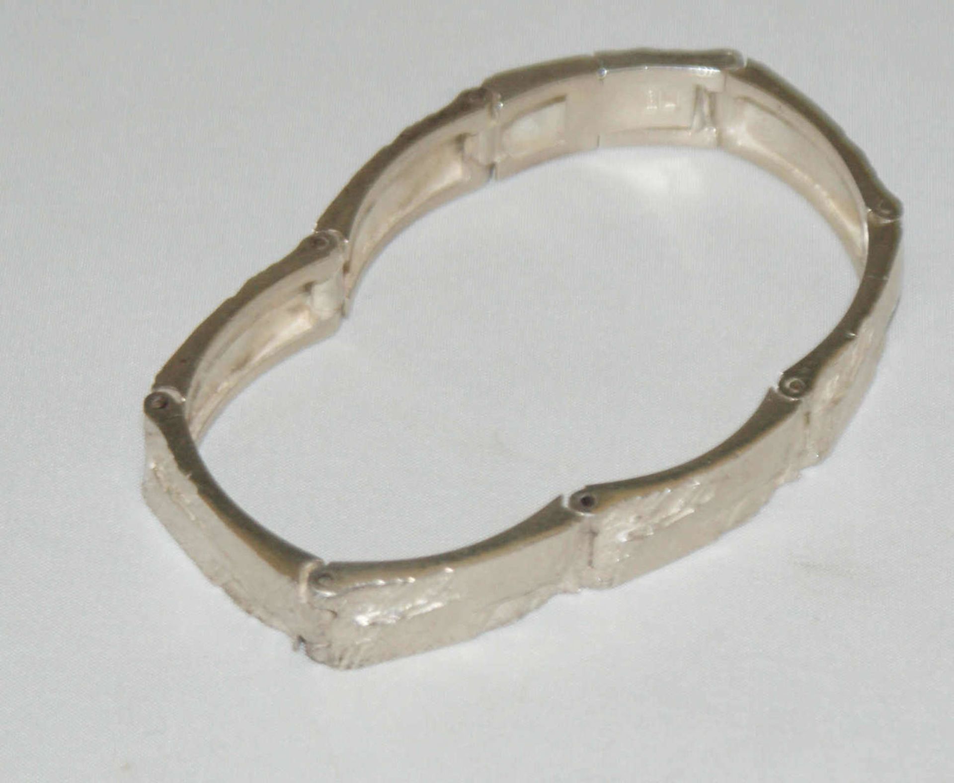 Armband, 925er Silber, in Hammeroptik. Länge ca. 18,5 cm. Gewicht ca. 27 gr. - Image 2 of 2
