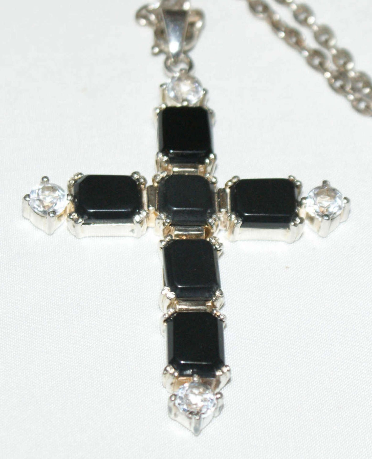 Silberkette mit Silberanhänger "Kreuz", Kreuz besetzt mit Onyx. Maße des Anhängers: Höhe ca. 12,5 - Bild 2 aus 2