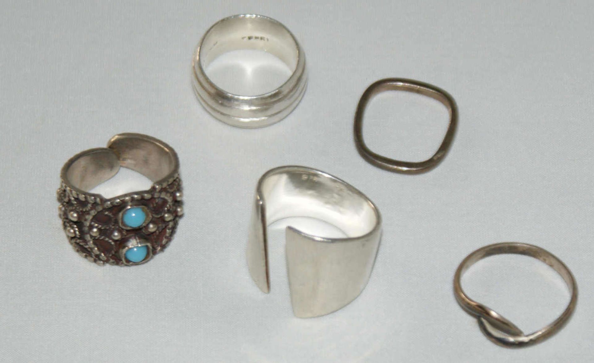 Kleines Silberring Konvolut, bestehend aus 5 Ringen. Verschiedene Modelle. Gewicht ca. 35 gr