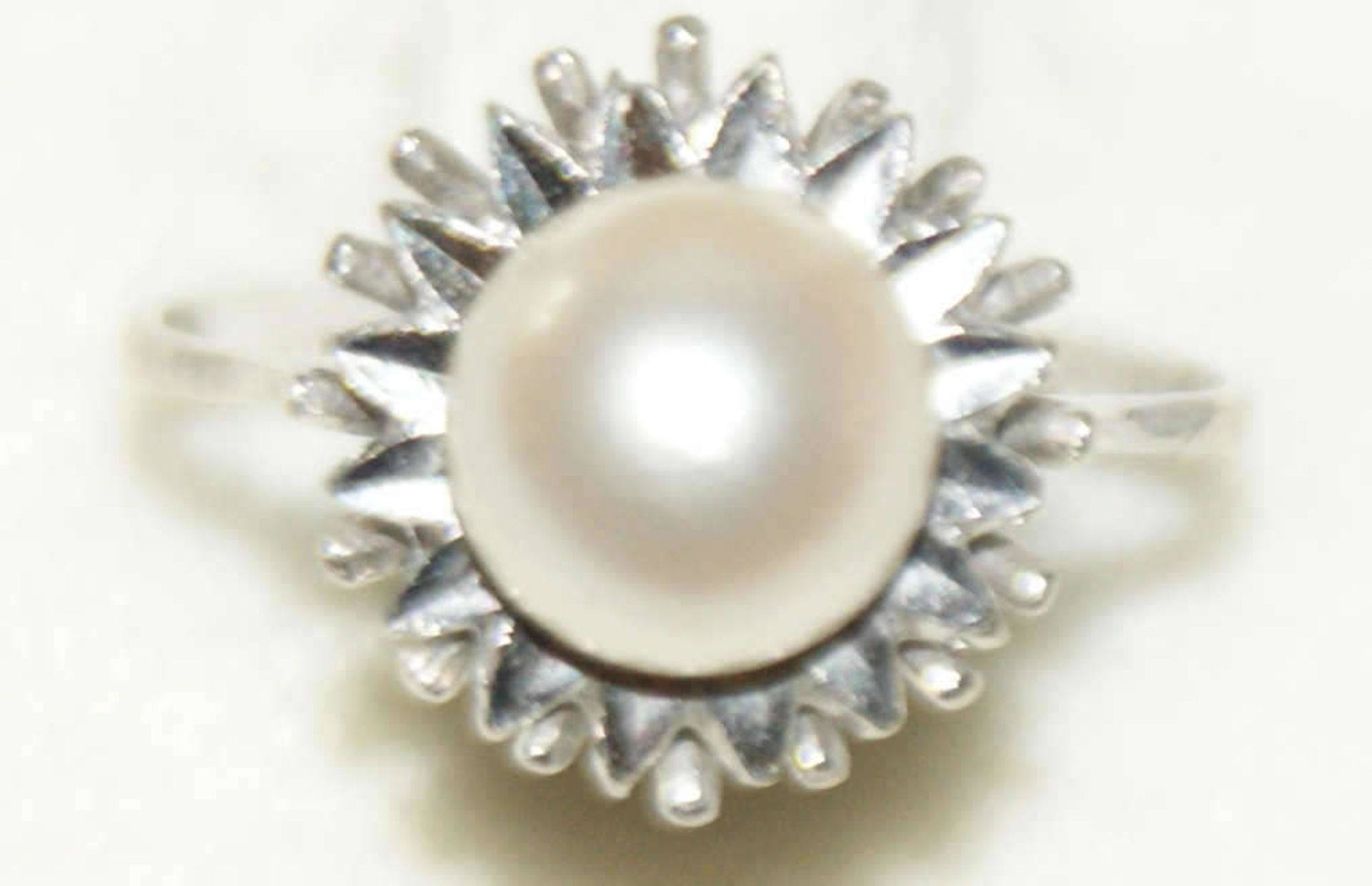 Damenring, 750er Weißgold, besetzt mit 1 Perle. Ringgröße 49, Gewicht ca. 2,4 gr