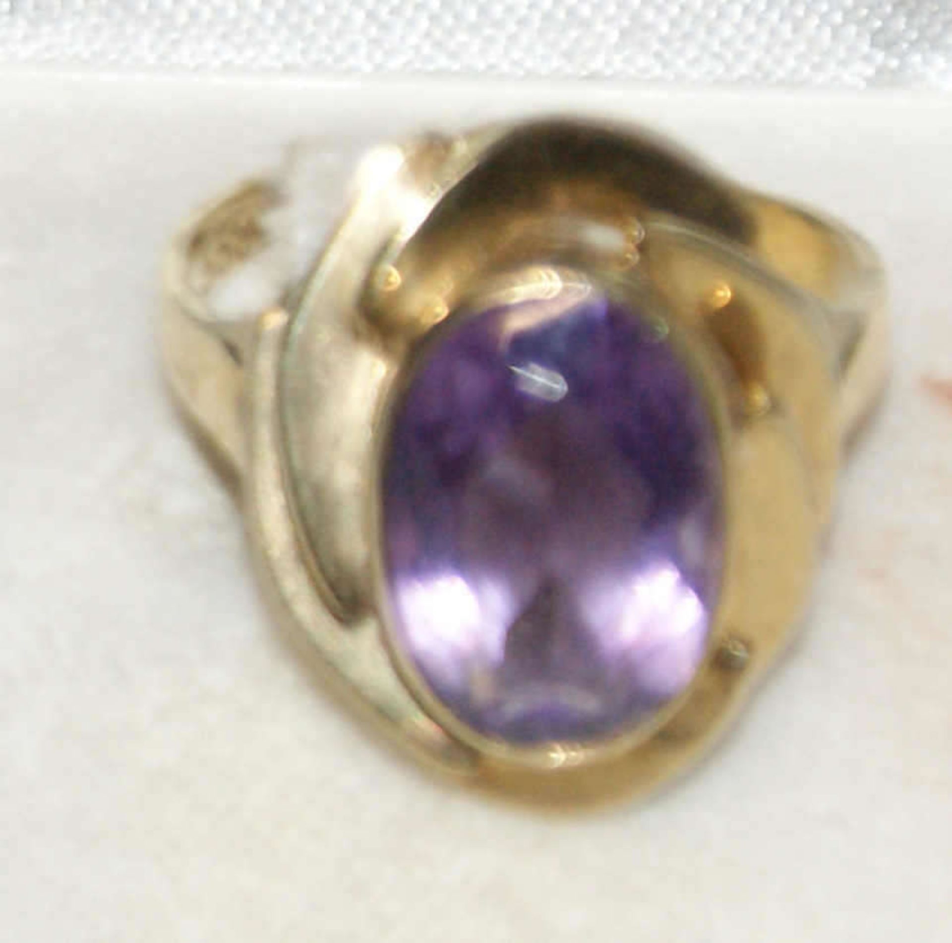 Damenring, 333er Gelbgold, besetzt mit 1 Amethyst. Ringgröße 53, Gewicht ca. 3,6 gr - Bild 2 aus 2