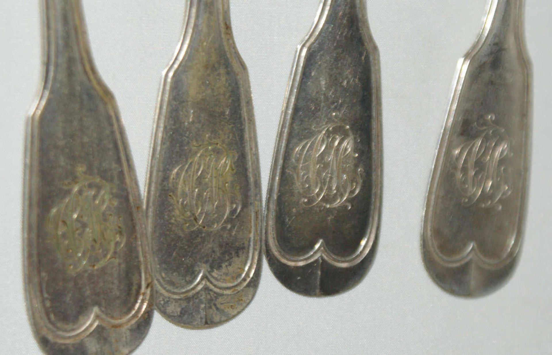 4 Suppenlöffel, 800er Silber gepunzt, mit Monogramm . Gewicht ca. 132 gr - Bild 2 aus 2