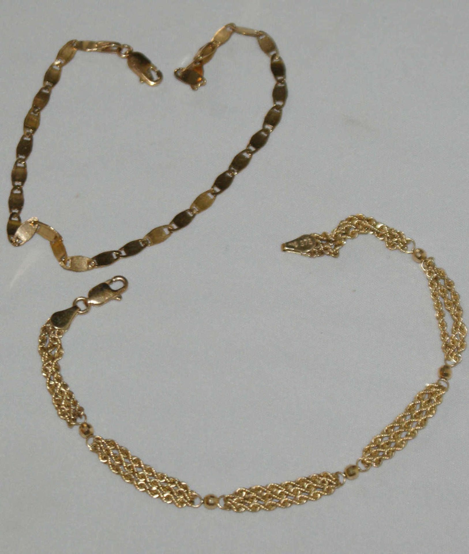 2 Armbänder, 1x 375er Gelbgold, Länge ca. 19 cm, Gewicht ca. 2,5 gr, sowie 1x 333er Gelbgold,