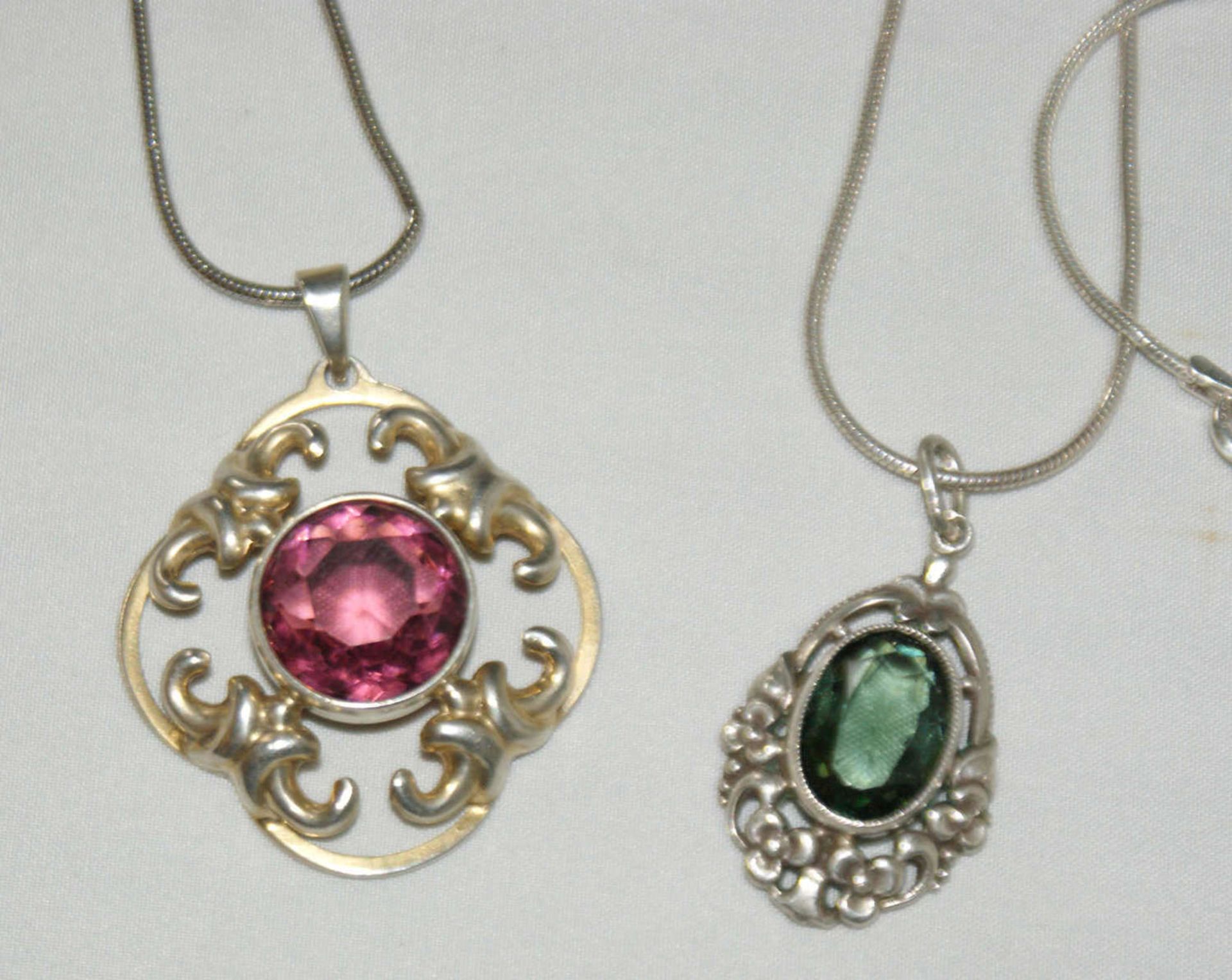 2 Silberketten mit Anhänger, 1x mit grünem Peridod, 1x mit Amethyst. Ca. 30-50er Jahre. Sehr feine - Bild 2 aus 2