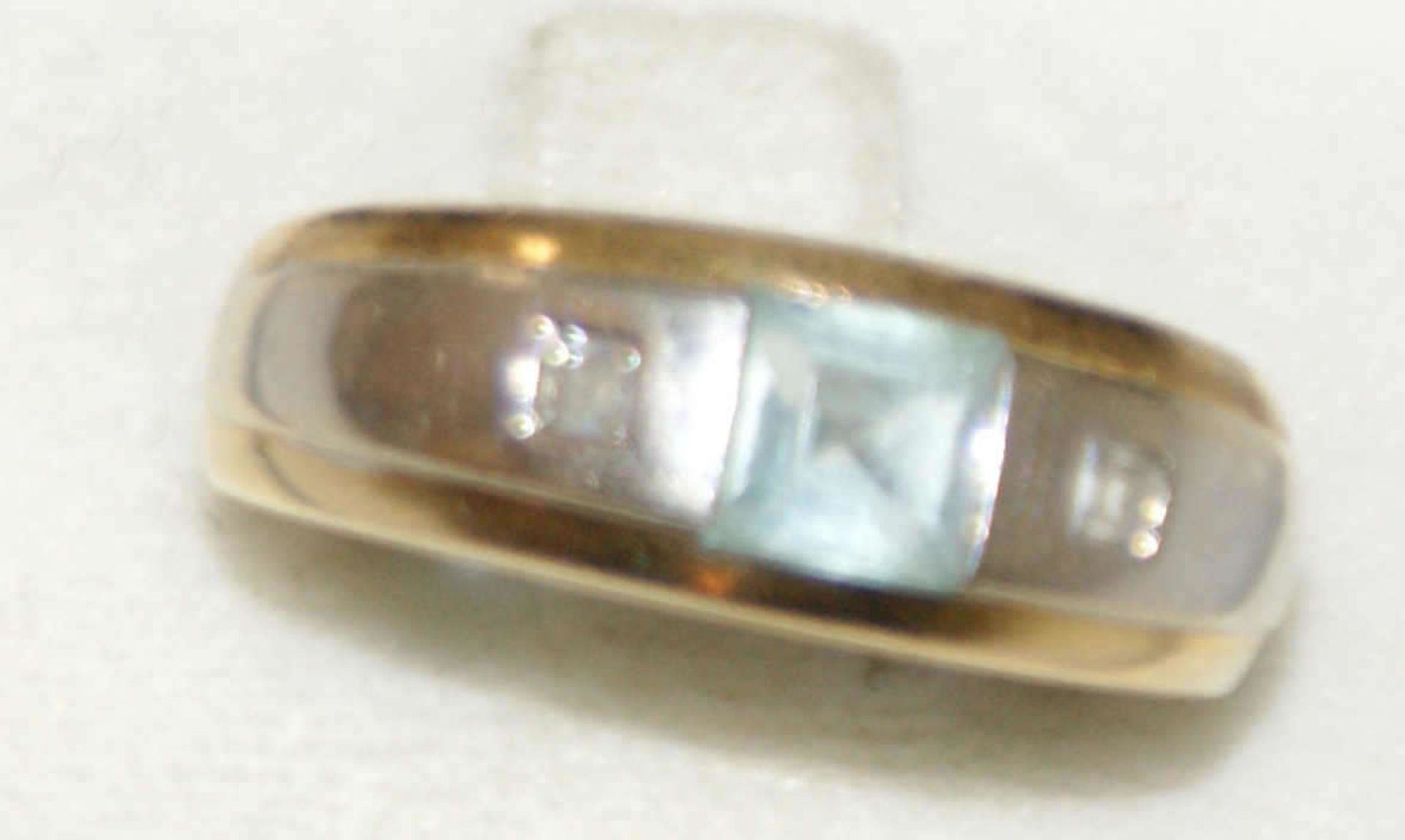 Damenring, 333er Gelbgold, bicolor, besetzt mit 1 Aquamarin, flankiert von 2 Zirkonia. Ringgröße 54,