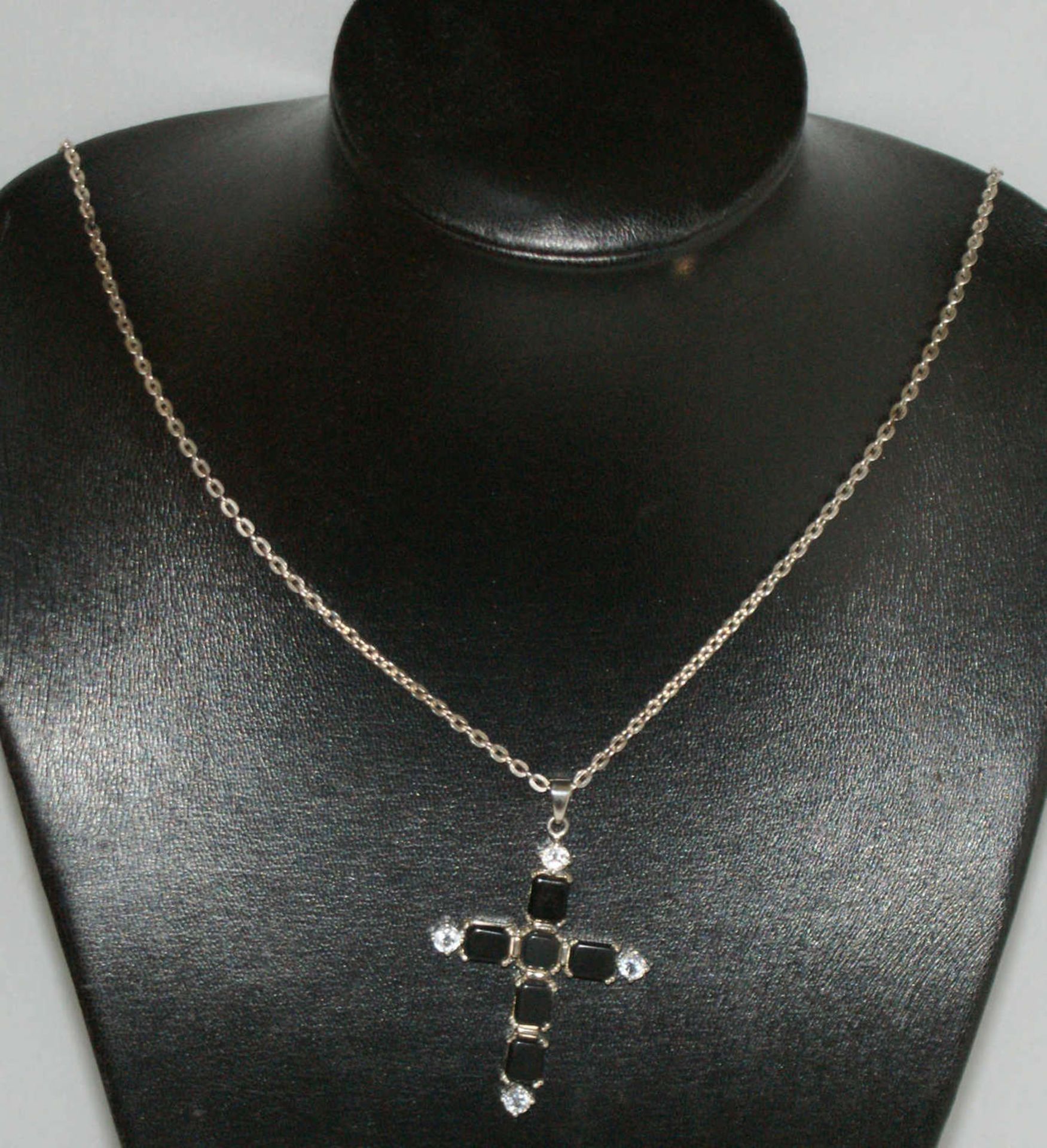 Silberkette mit Silberanhänger "Kreuz", Kreuz besetzt mit Onyx. Maße des Anhängers: Höhe ca. 12,5