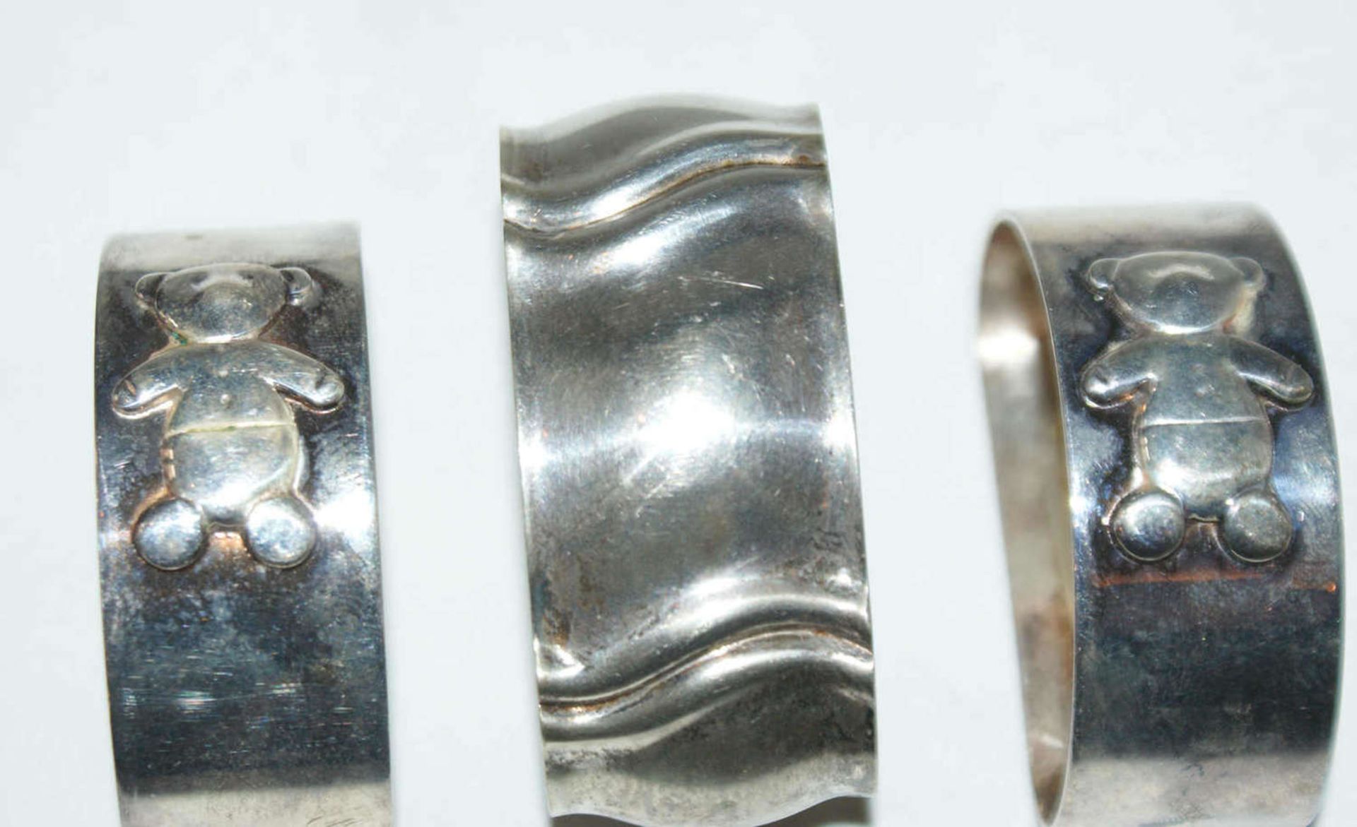 3 Serviettenringe, Silber, Gewicht ca. 91,3 gr. 2 Serviettenringe mit Bärchen verziert. - Bild 2 aus 2