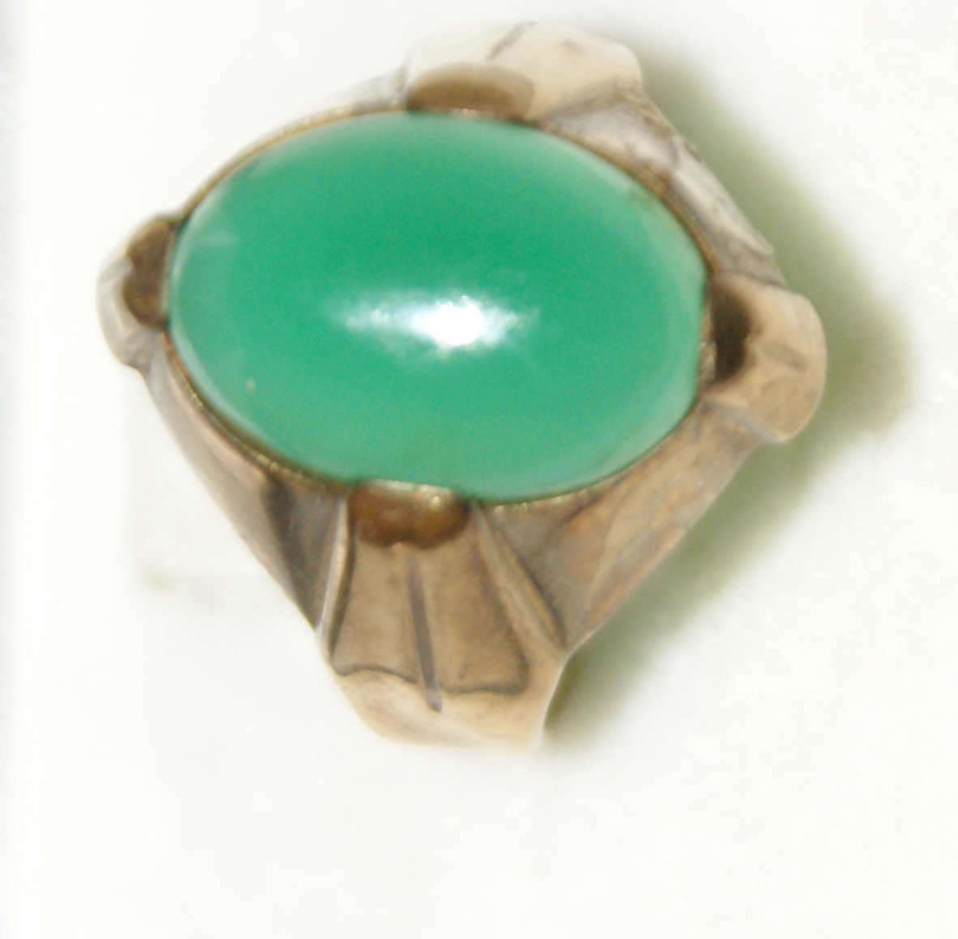 Damenring, 333er Gelbgold, besetzt mit grünem Halbedelstein. Ringgröße 50, Gewicht ca. 4 g