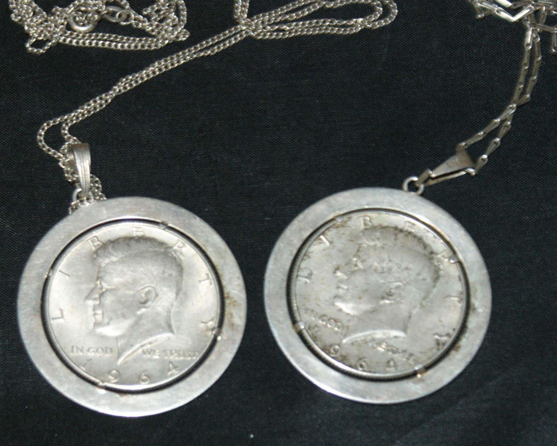 2 Ketten mit Anhängern Kennedy-Münzen, Silber, Gewicht ca. 39 gr - Bild 2 aus 2