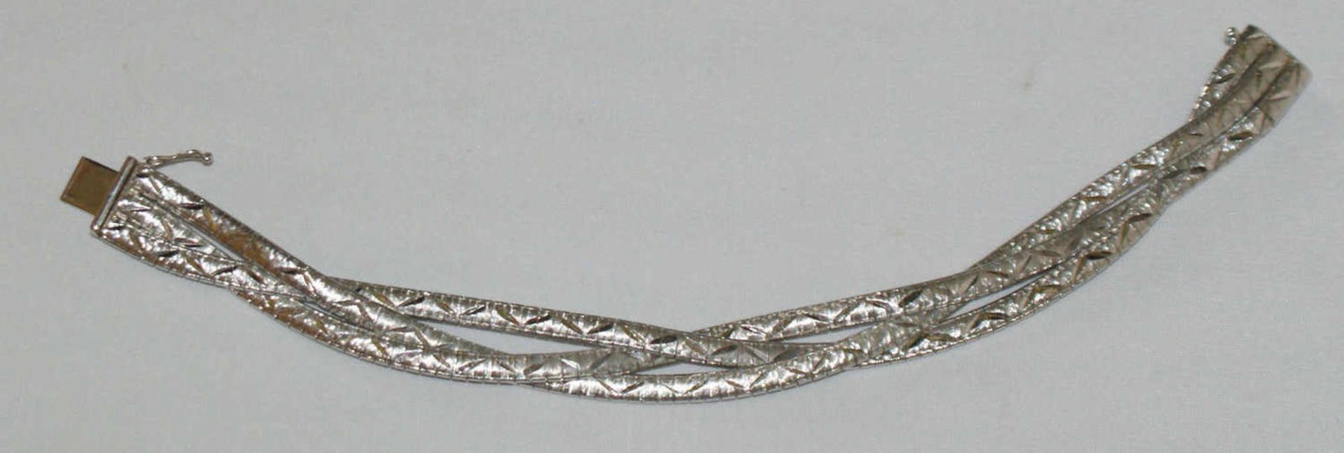 Armband, 835er Silber, 3-reihig, Länge ca. 20 cm, mit Sicherheitsverschluß. Gewicht ca. 23 gr