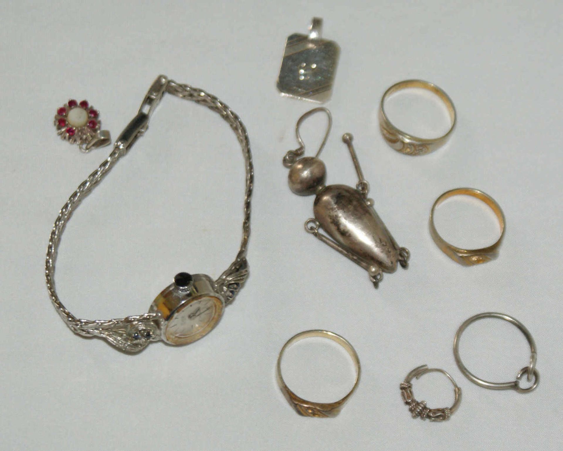 Konvolut Silber, dabei Ringe, Anhänger, etc., sowie 1 Condor Damenarmbanduhr 835er Silber, Gewicht